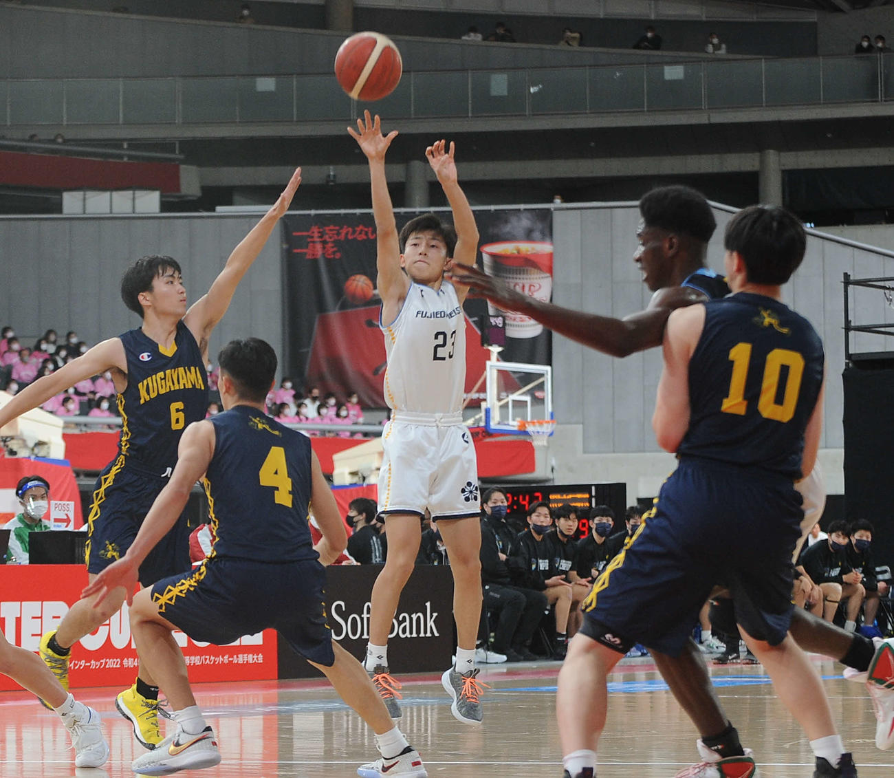 3点シュートを放つ藤枝明誠の霜越（中央）