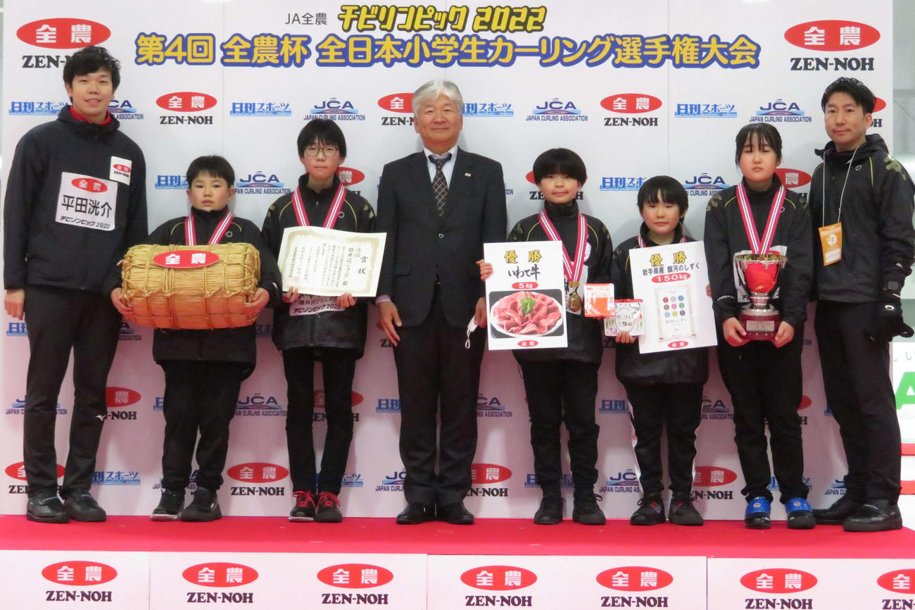 初優勝した軽井沢ジュニアに副賞を贈呈したJA全農の安田忠孝代表理事専務（左から4人目）