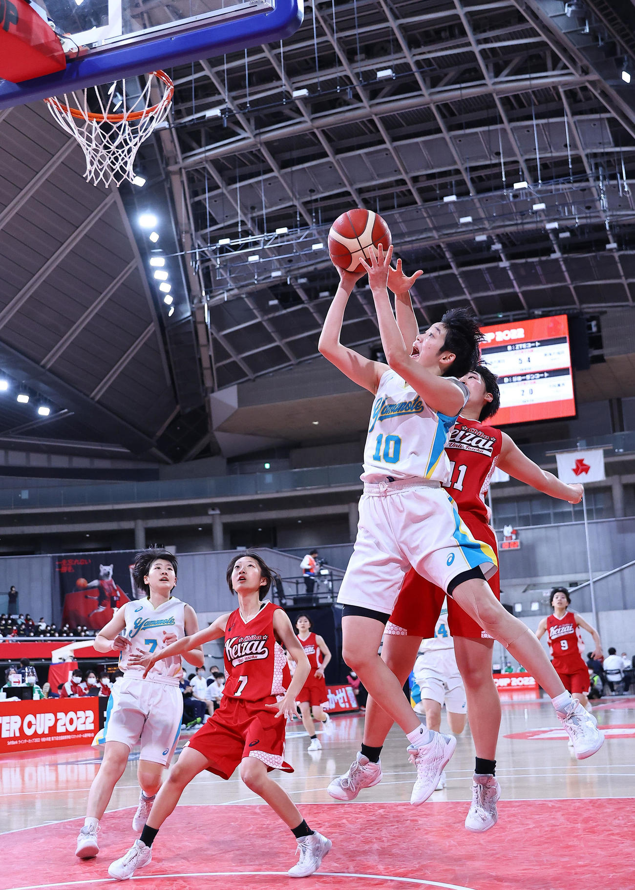 札幌山の手対千葉経大付　第1Q、シュートを放つ札幌山の手・岡井（右）（撮影・垰建太）