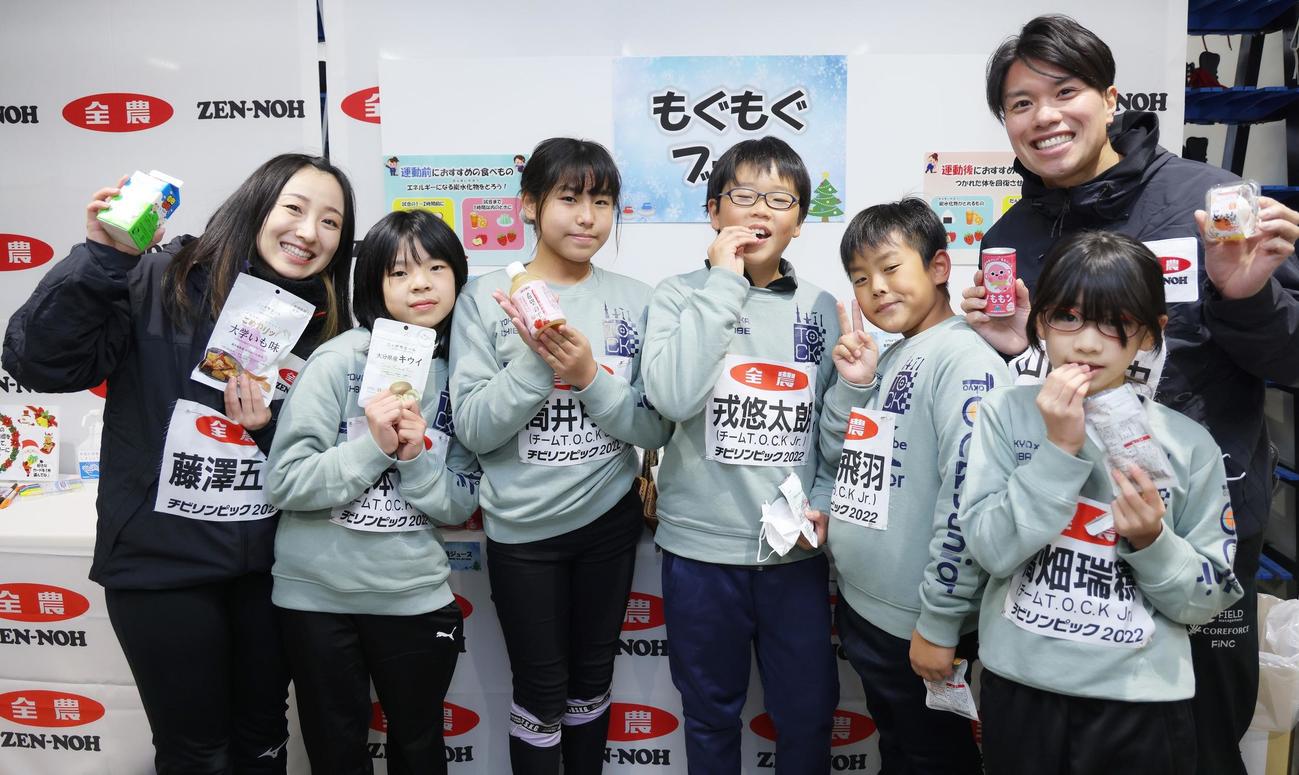 試合の合間に小学生たちと栄養補給する山口剛史（右）と藤沢五月（撮影・峯岸佑樹）