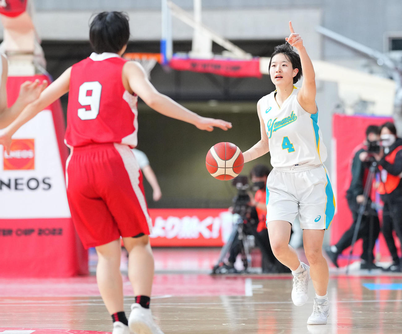 札幌山の手対千葉経大付　第1Q、ボールを運ぶ札幌山の手・森岡（右）（撮影・垰建太）