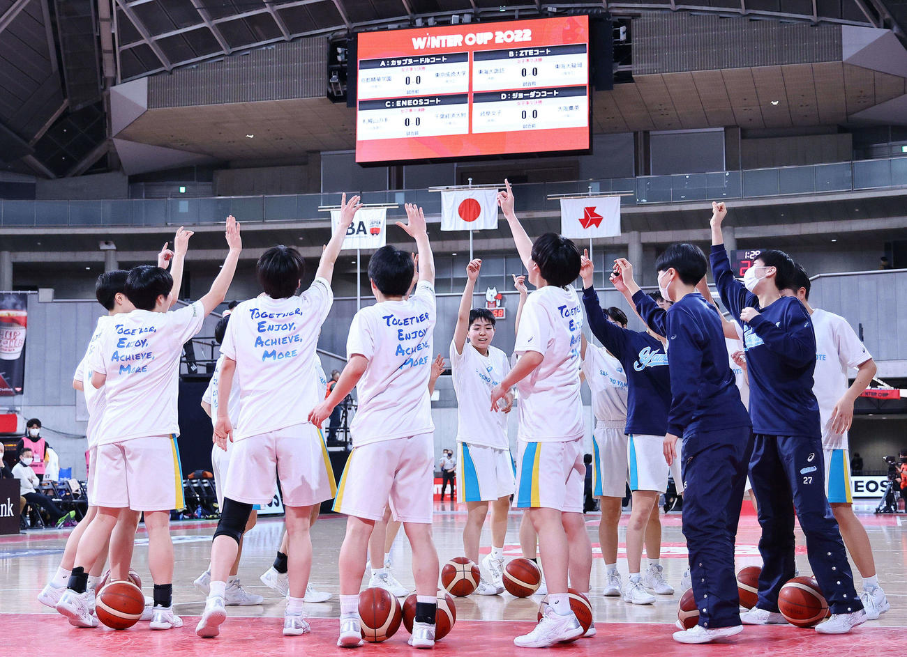 札幌山の手対千葉経大付　試合前、円陣を組み笑顔を見せる札幌山の手の選手たち（撮影・垰建太）