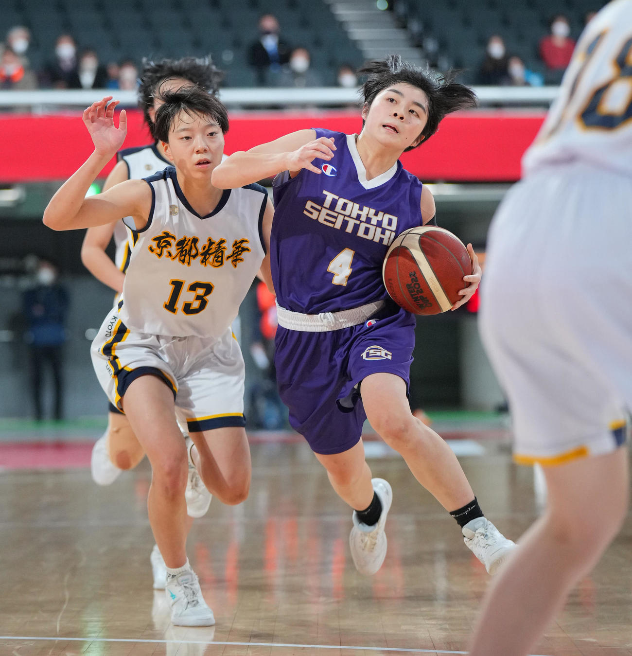 京都精華対東京成徳大高　ドリブルで切り込む東京成徳大高・山宮（右）（撮影・垰建太）