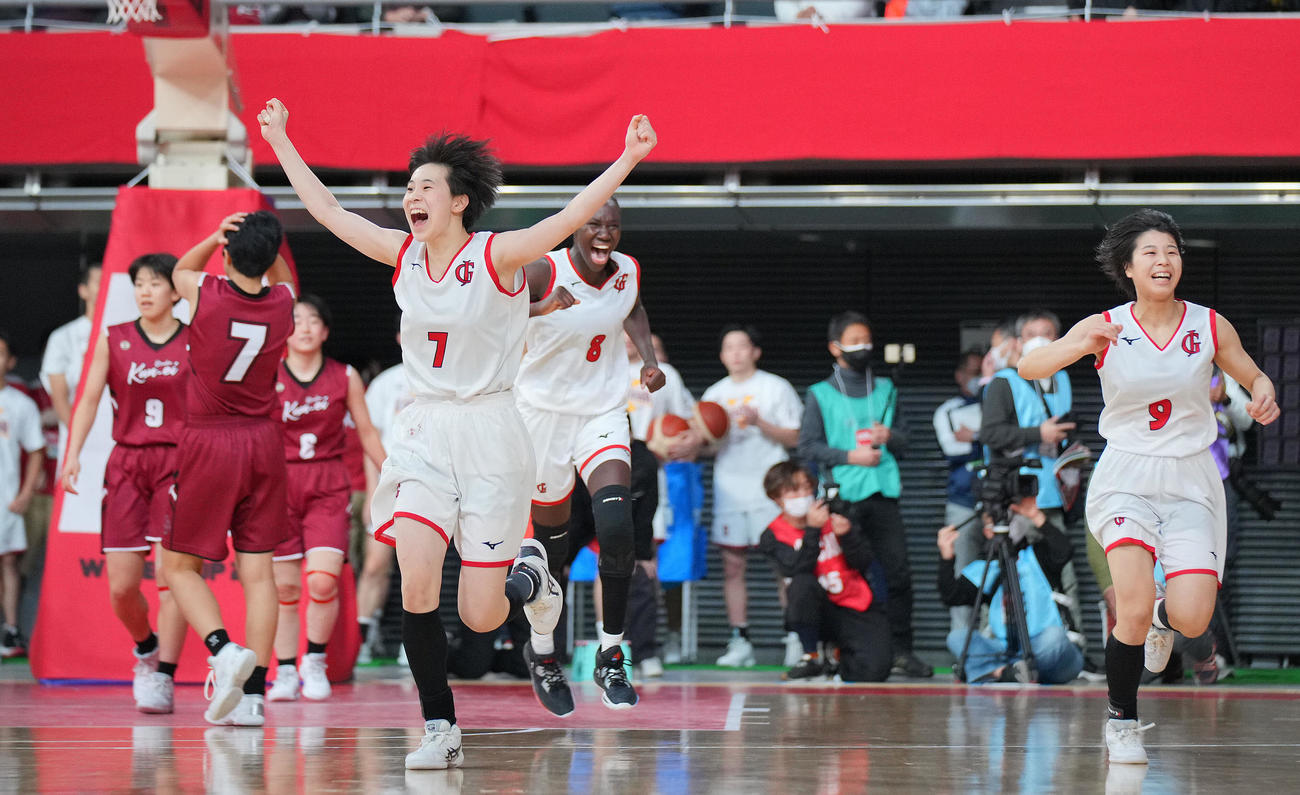 岐阜女子対大阪薫英　大阪薫英に勝利し駆け出す岐阜女子・平山（右から3人目）ら選手たち（撮影・垰建太）