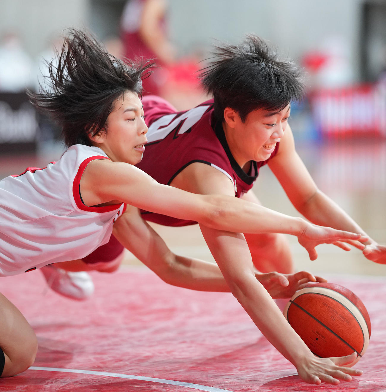 岐阜女子対大阪薫英　ボールに食らいつく大阪薫英・仲江（右）（撮影・垰建太）