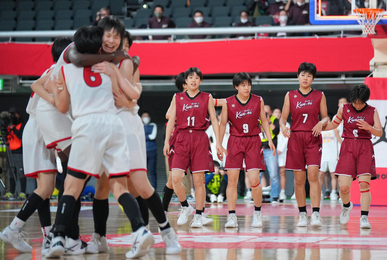 岐阜女子対大阪薫英　岐阜女子に敗れぼうぜんとする大阪薫英の選手たち（撮影・垰建太）
