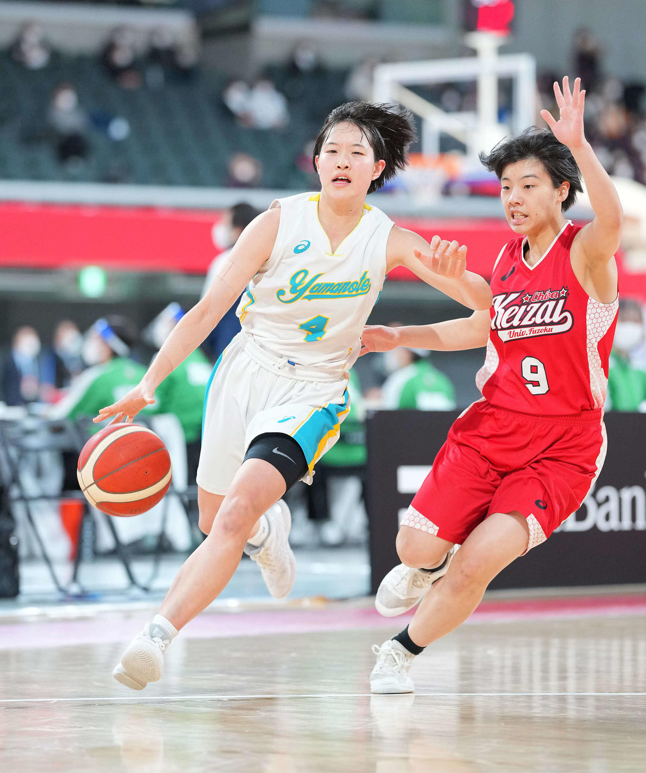 札幌山の手対千葉経大付　第1Q、ドリブルで切り込む札幌山の手・森岡（左）（撮影・垰建太）