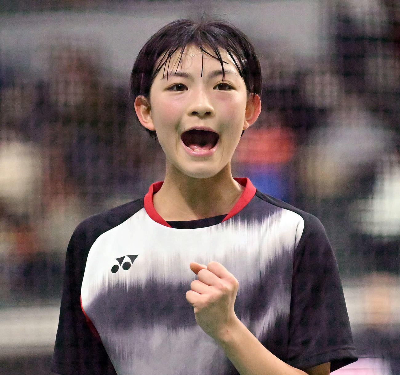 女子シングルス1回戦でポイントを奪いガッツポーズする宮崎（撮影・滝沢徹郎）
