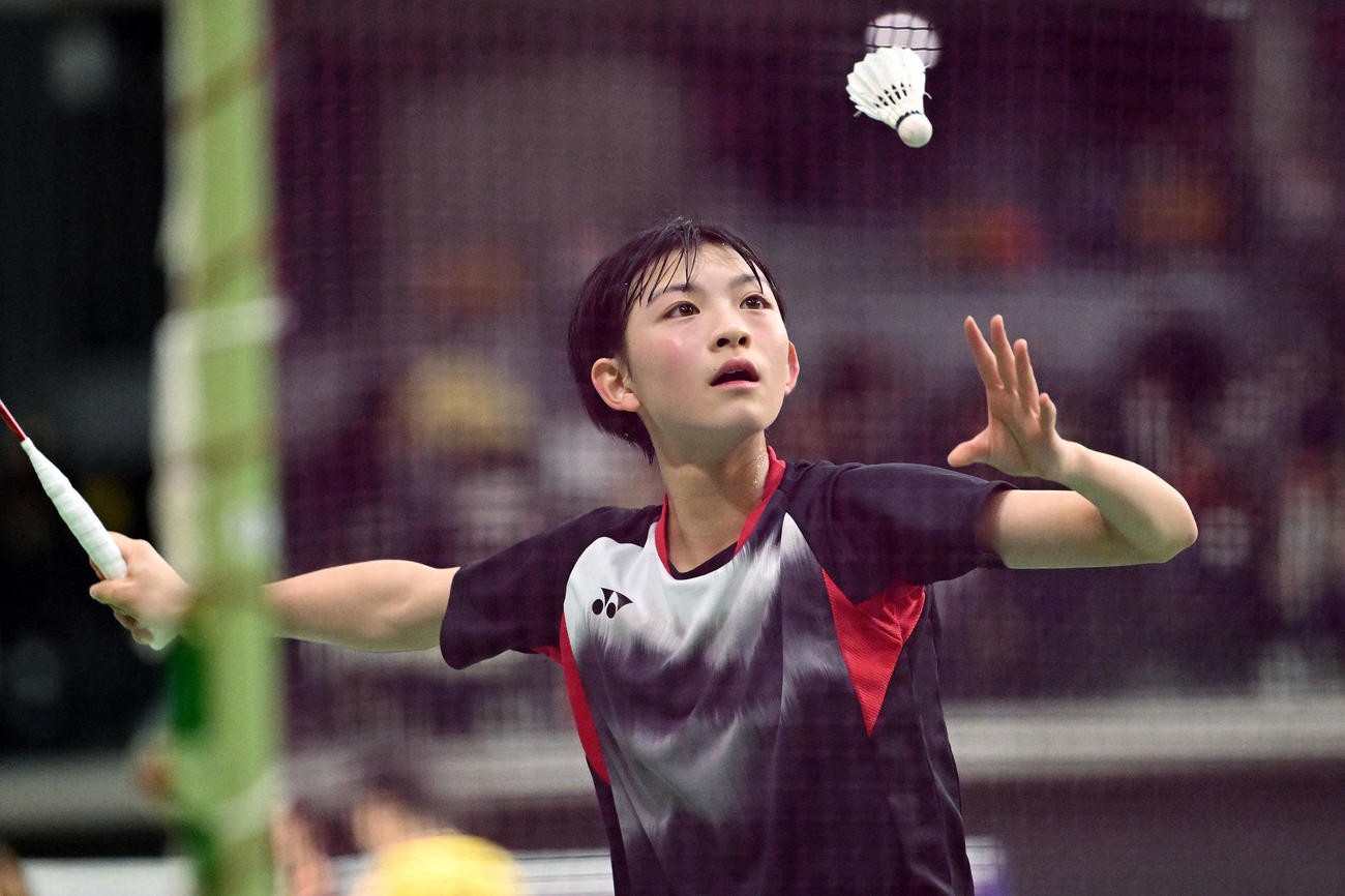 女子シングルス1回戦でサーブを放つ宮崎（撮影・滝沢徹郎）