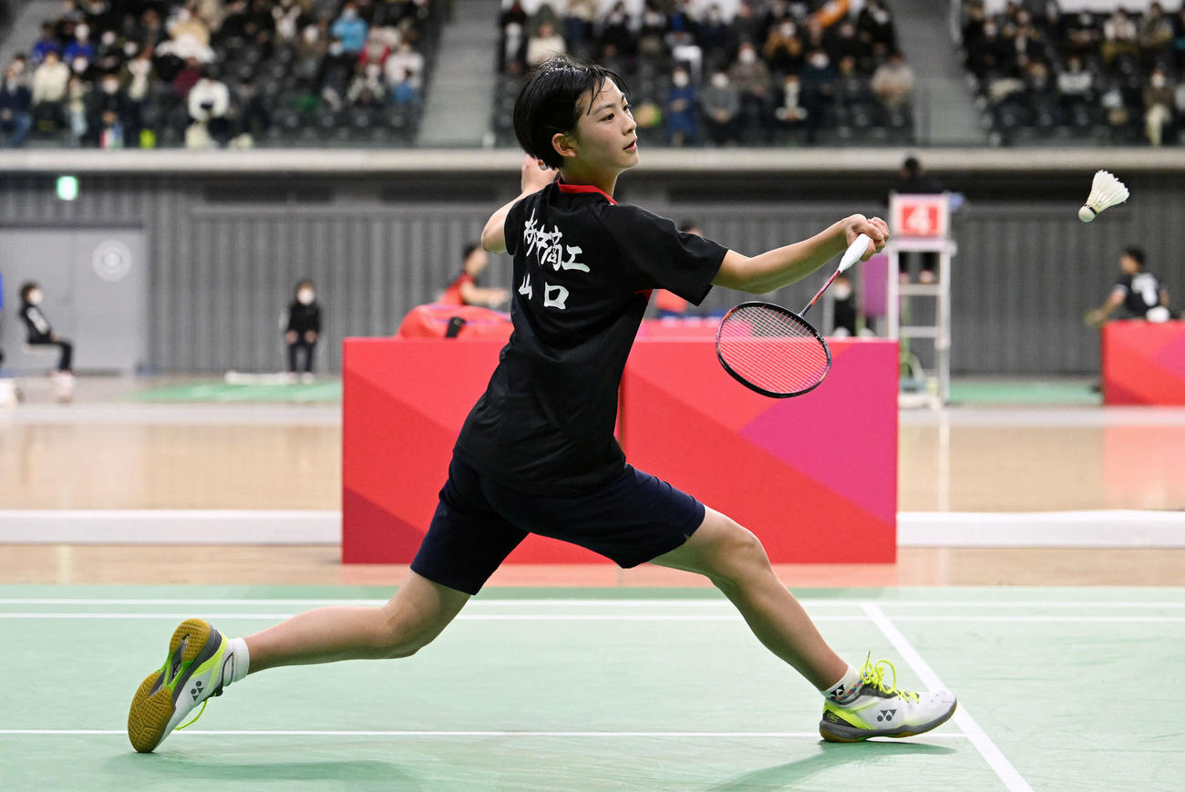 女子シングルス1回戦でシャトルを追う宮崎（撮影・滝沢徹郎）