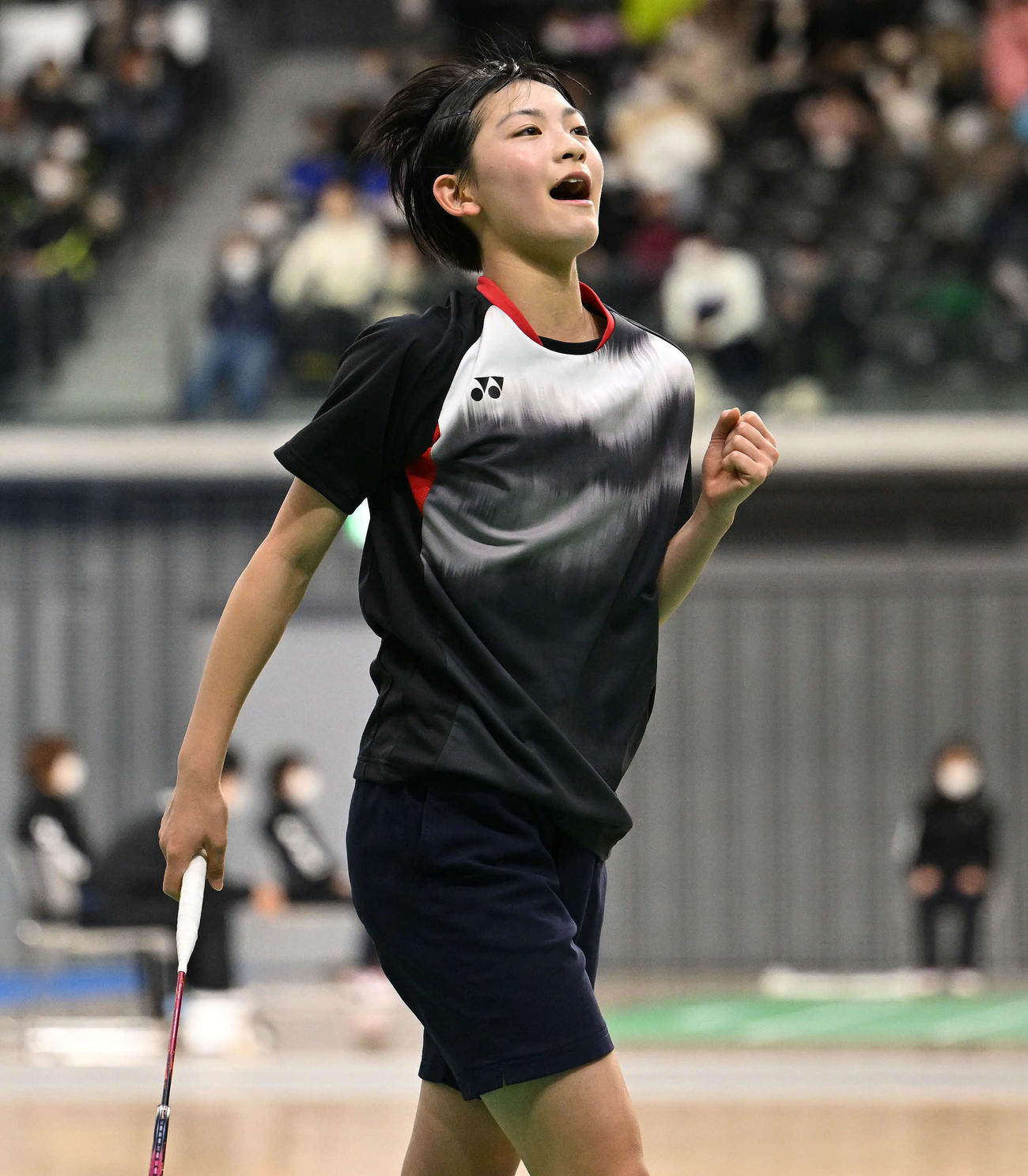 女子シングルス1回戦でポイントを奪いガッツポーズする宮崎（撮影・滝沢徹郎）