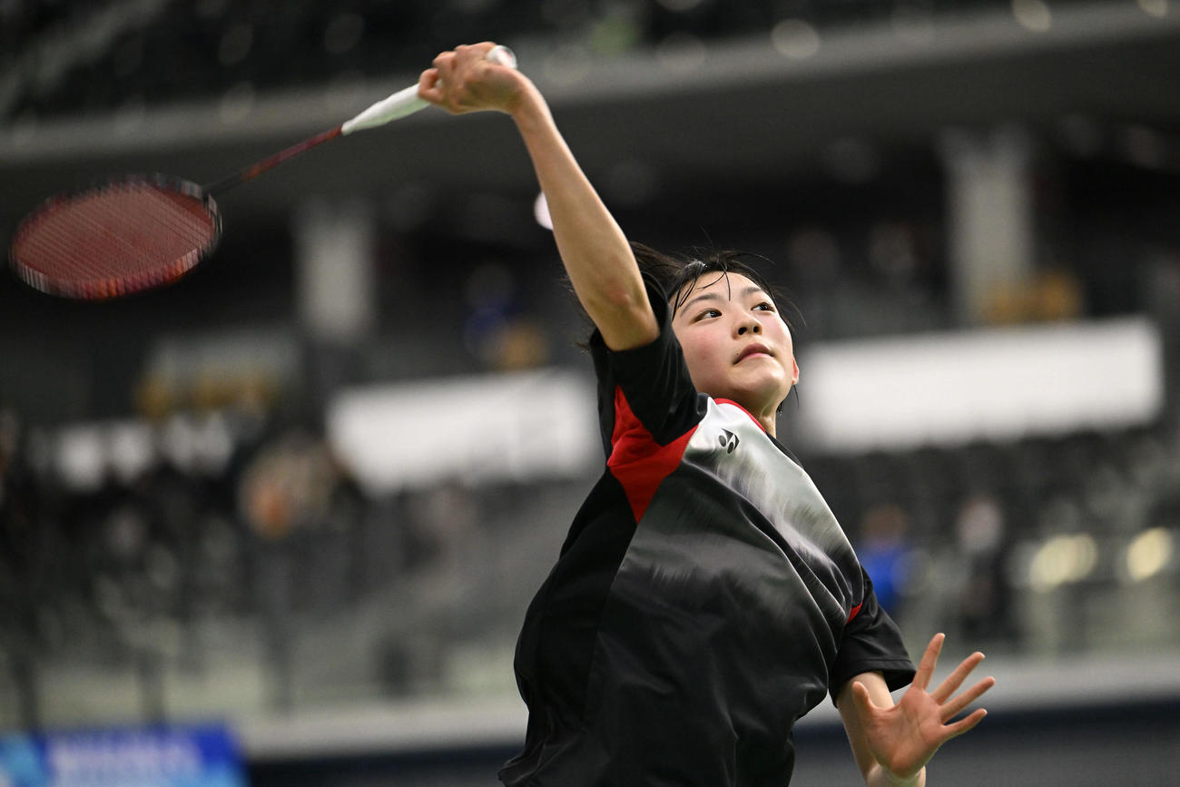 女子シングルス1回戦でスマッシュを放つ宮崎（撮影・滝沢徹郎）
