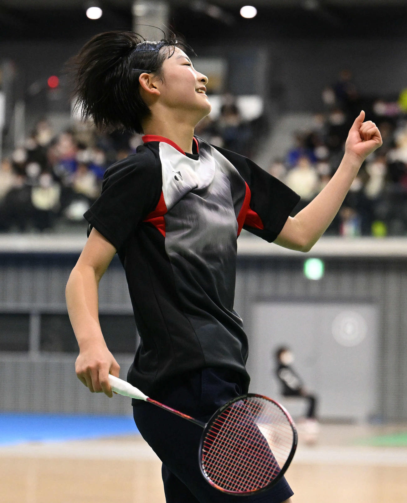 女子シングルス1回戦でフルセットの末勝利しガッツポーズする宮崎（撮影・滝沢徹郎）
