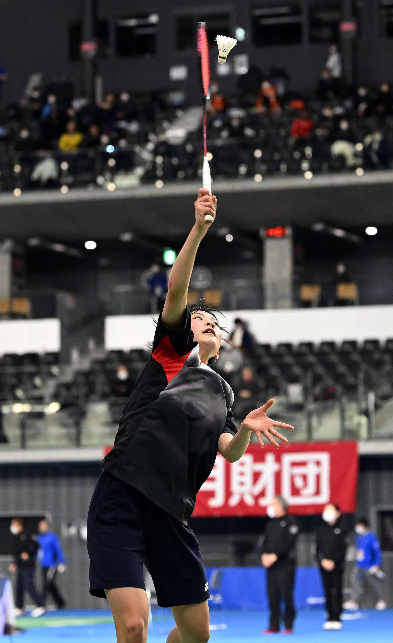 女子シングルス1回戦でスマッシュを放つ宮崎（撮影・滝沢徹郎）