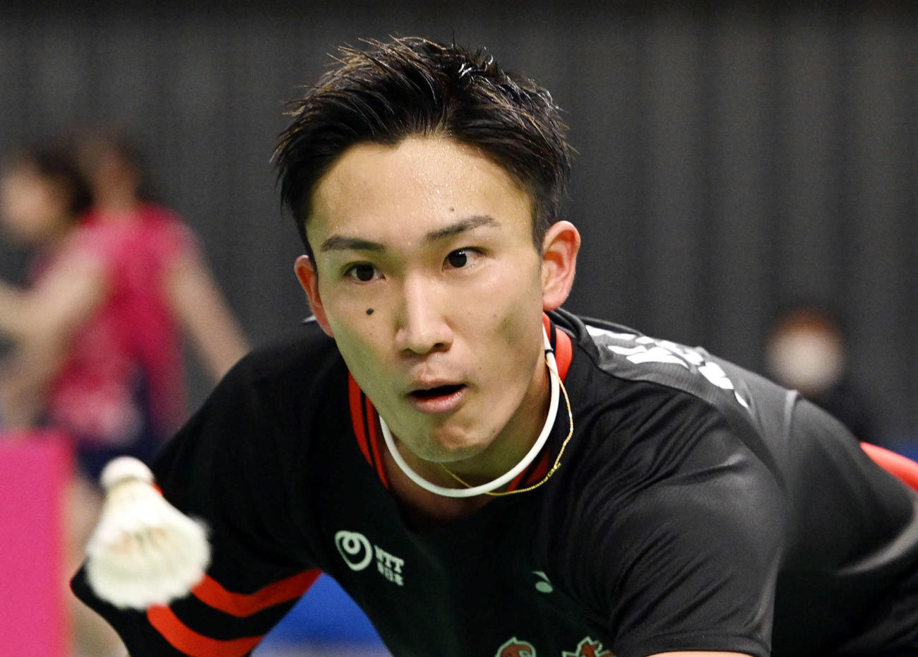 男子シングルス1回戦でシャトルを追う桃田（撮影・滝沢徹郎）