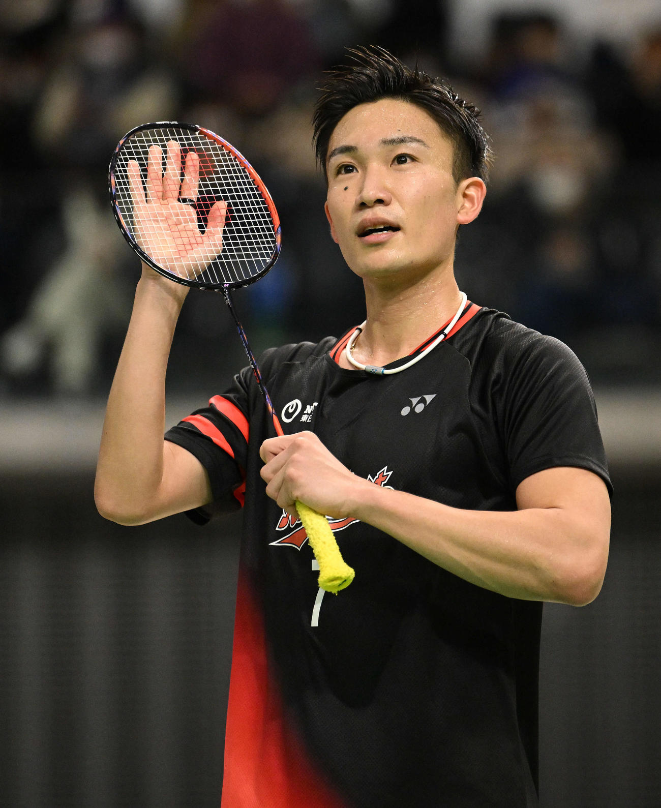 男子シングルス1回戦を突破しスタンド席の祝福に応じる桃田（撮影・滝沢徹郎）