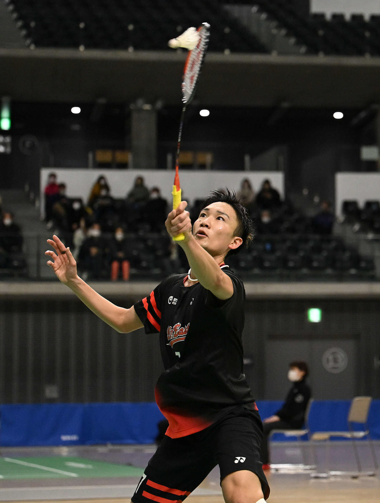 男子シングルス1回戦でシャトルを打ち込む桃田（撮影・滝沢徹郎）