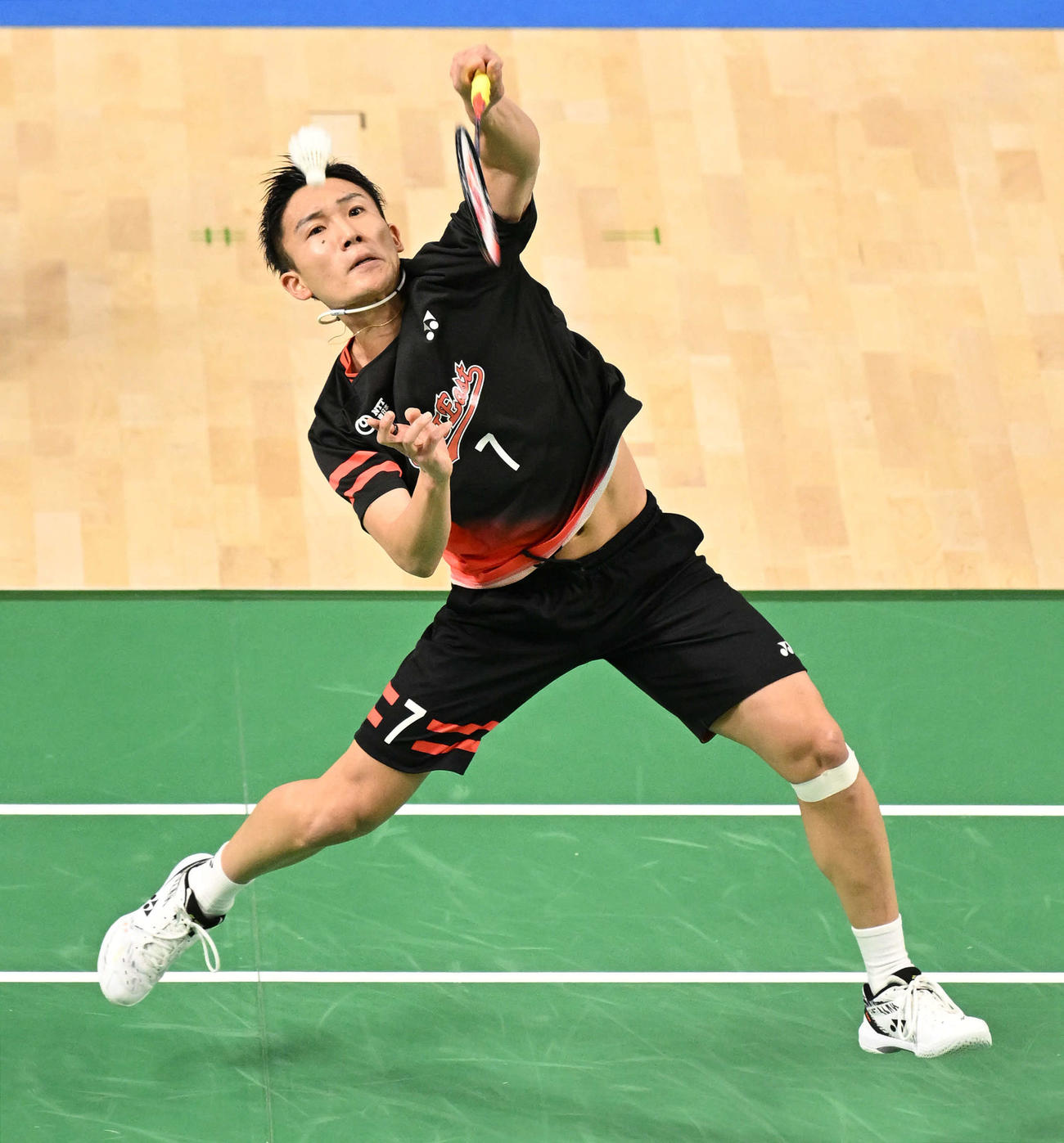 男子シングルス1回戦でスマッシュを放つ桃田（撮影・滝沢徹郎）