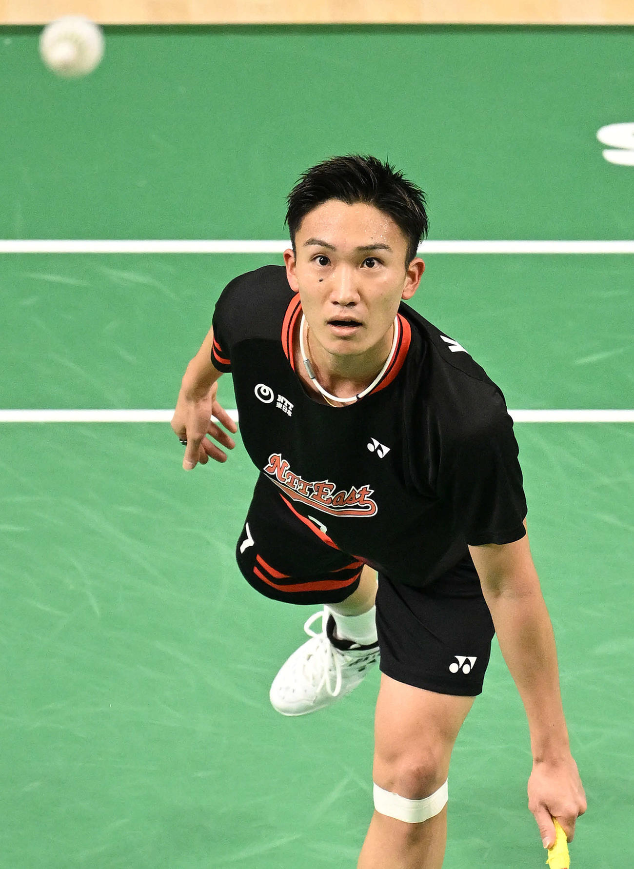 男子シングルス1回戦でシャトルを見つめる桃田（撮影・滝沢徹郎）