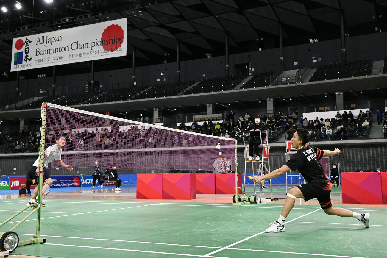 男子シングルス1回戦でプレーする桃田（右）と中山（撮影・滝沢徹郎）