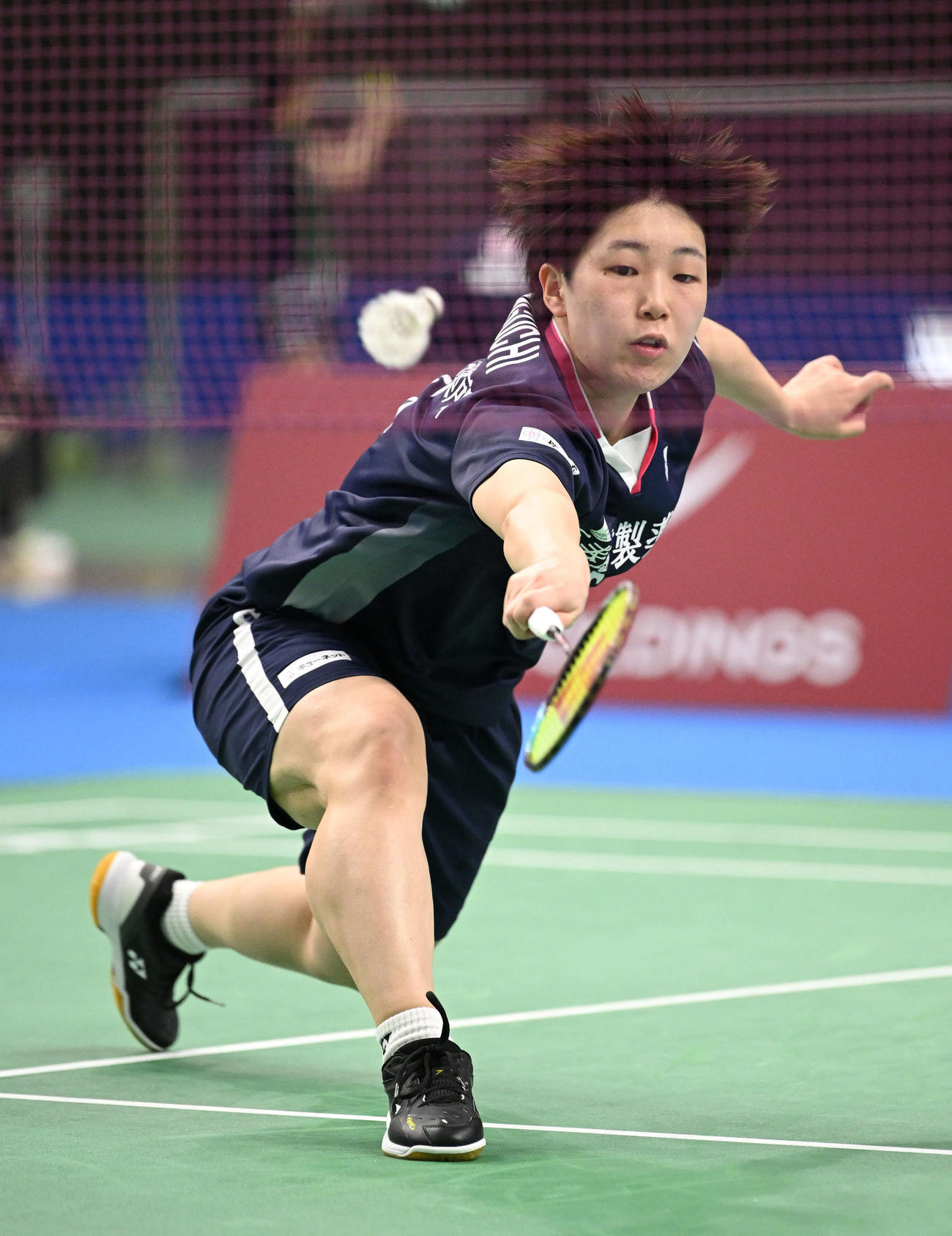 女子シングルス1回戦でシャトルを追う山口（撮影・滝沢徹郎）