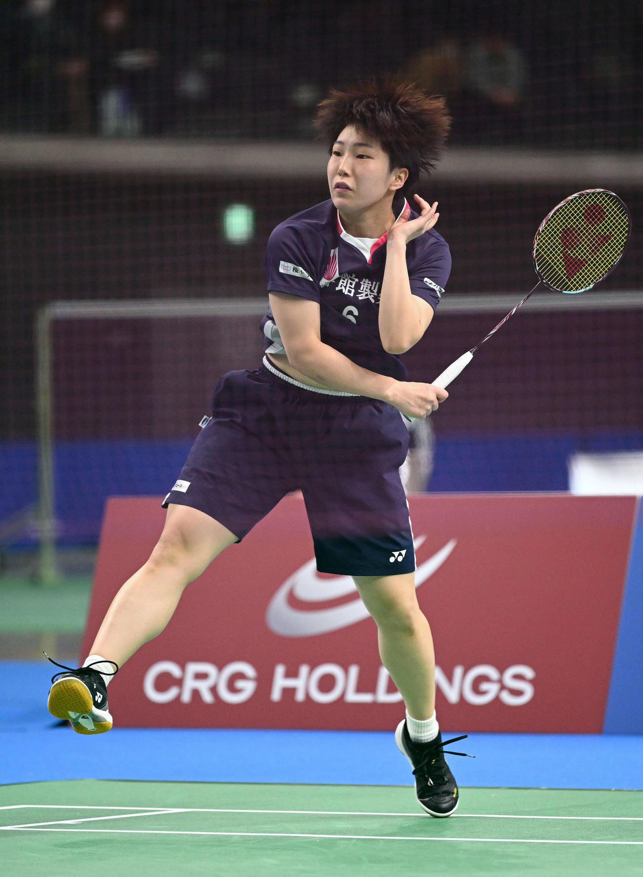 女子シングルス1回戦でシャトルを打ち込む山口（撮影・滝沢徹郎）