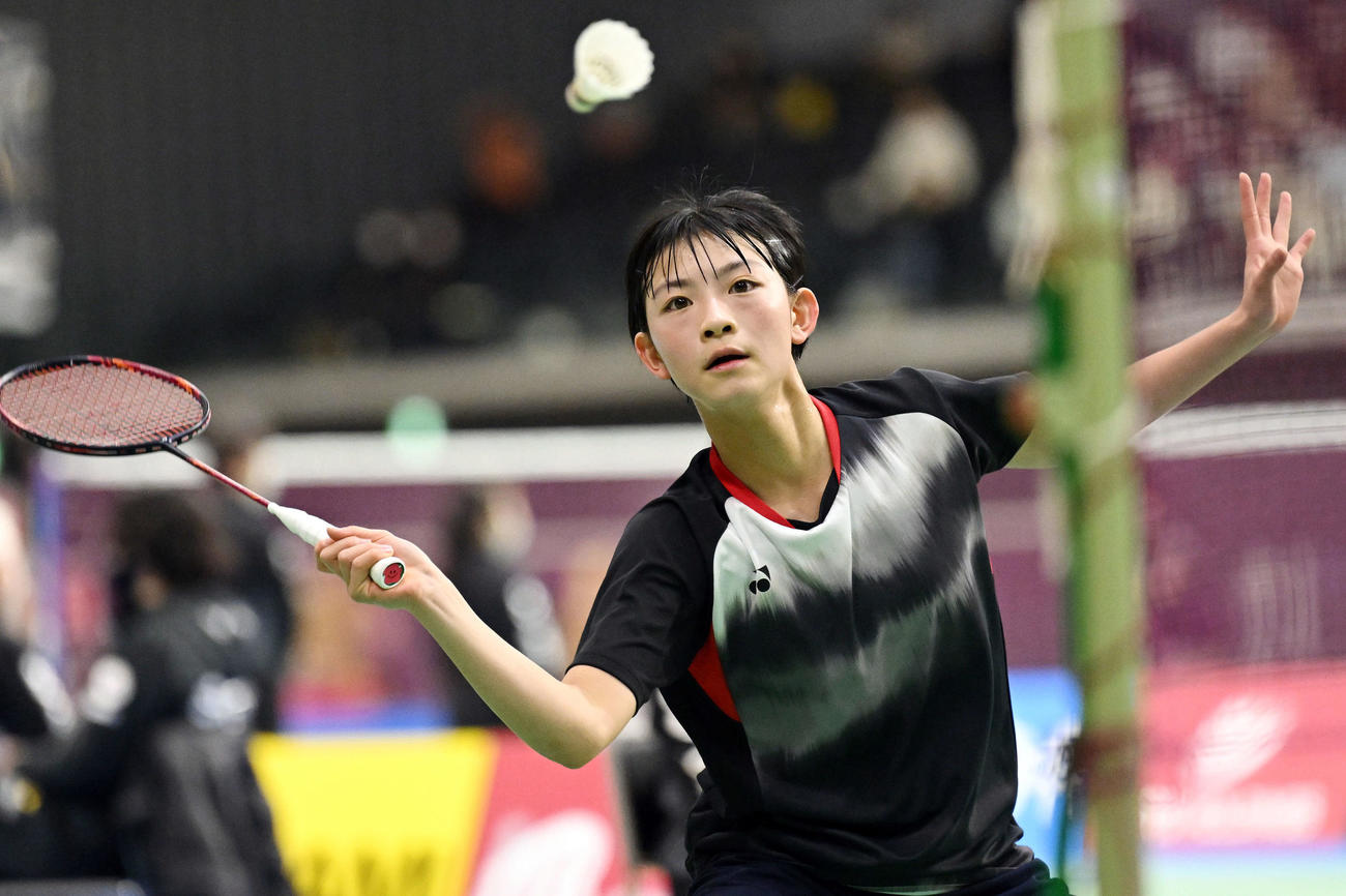 女子シングルス1回戦でシャトルを追う宮崎（撮影・滝沢徹郎）
