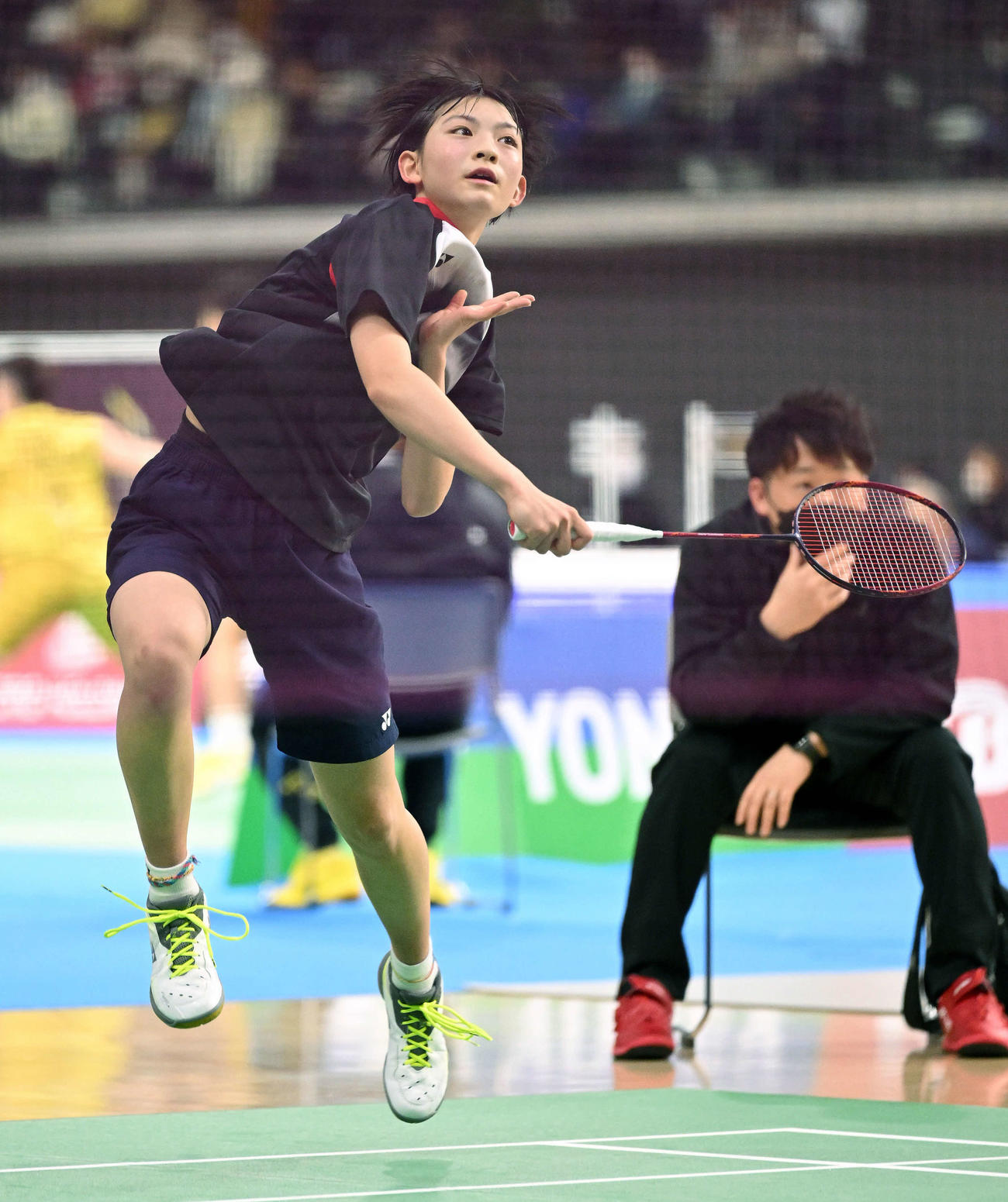 女子シングルス1回戦でスマッシュを放つ宮崎（撮影・滝沢徹郎）