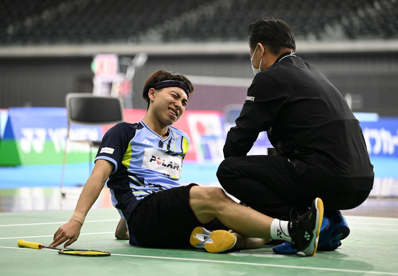 男子シングルス1回戦を負傷で途中棄権した奈良岡（撮影・滝沢徹郎）