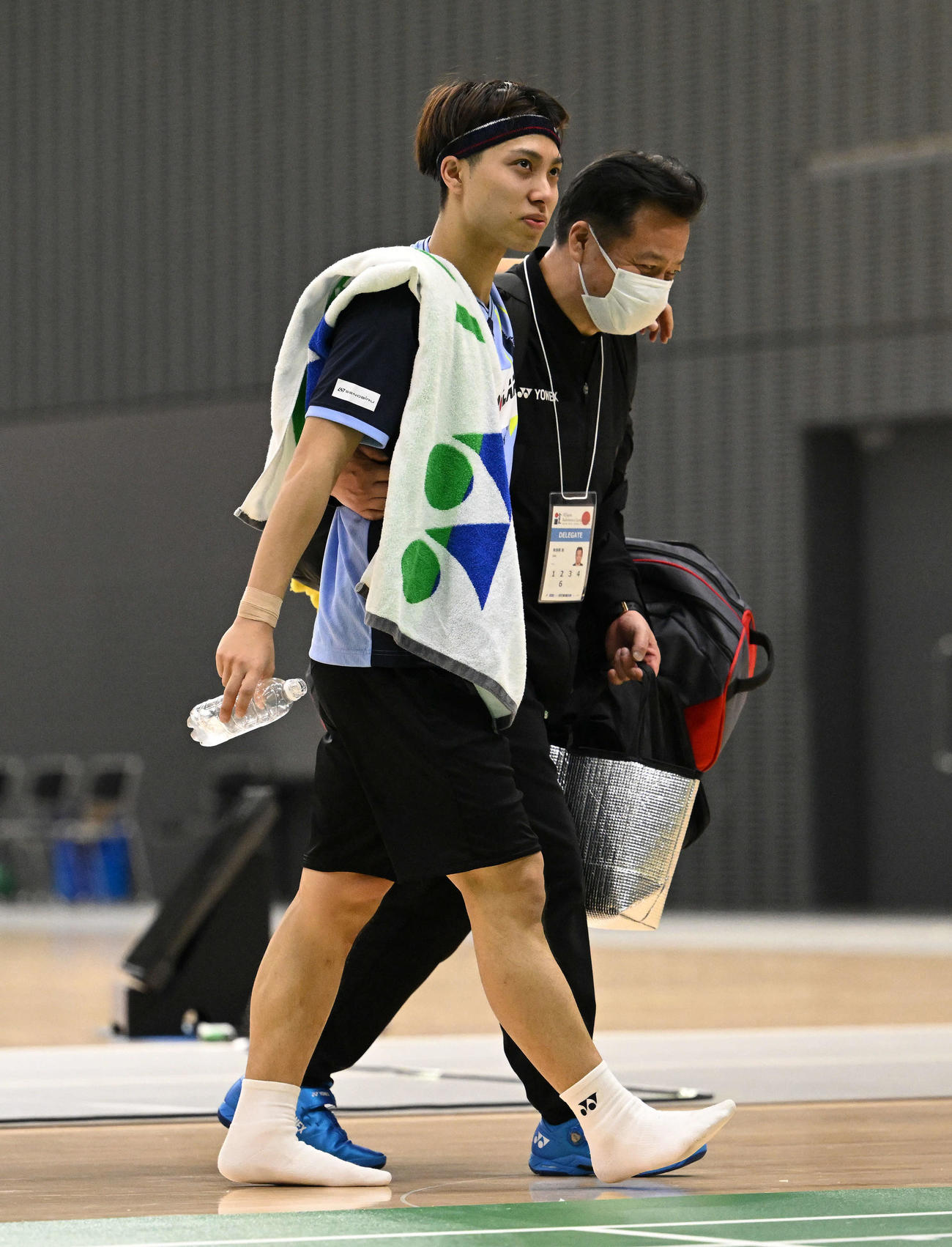 男子シングルス1回戦を負傷で途中棄権した奈良岡（左）は父でコーチの浩さんに肩を担がれ引き揚げる（撮影・滝沢徹郎）