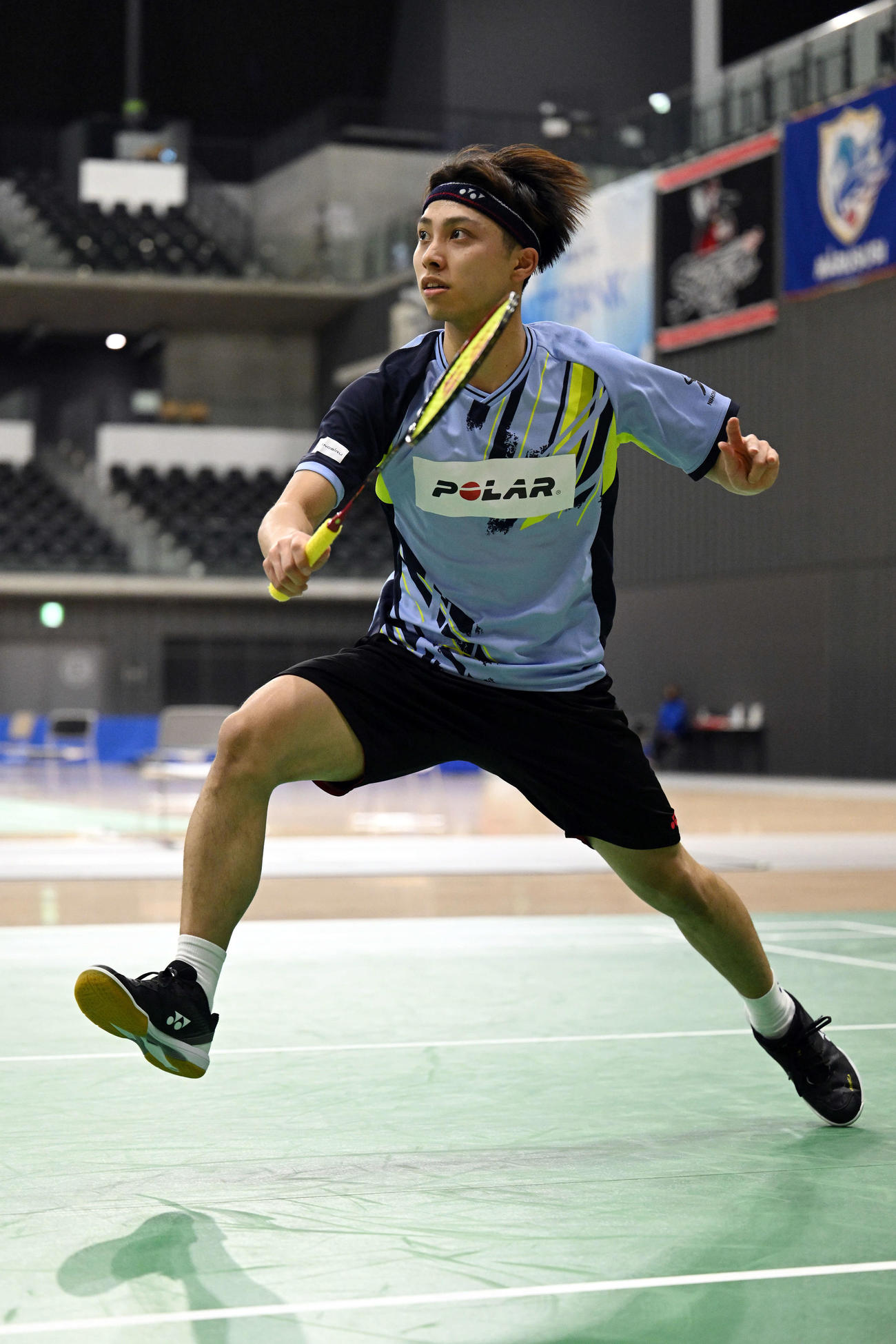 男子シングルス1回戦でシャトルを追う奈良岡（撮影・滝沢徹郎）