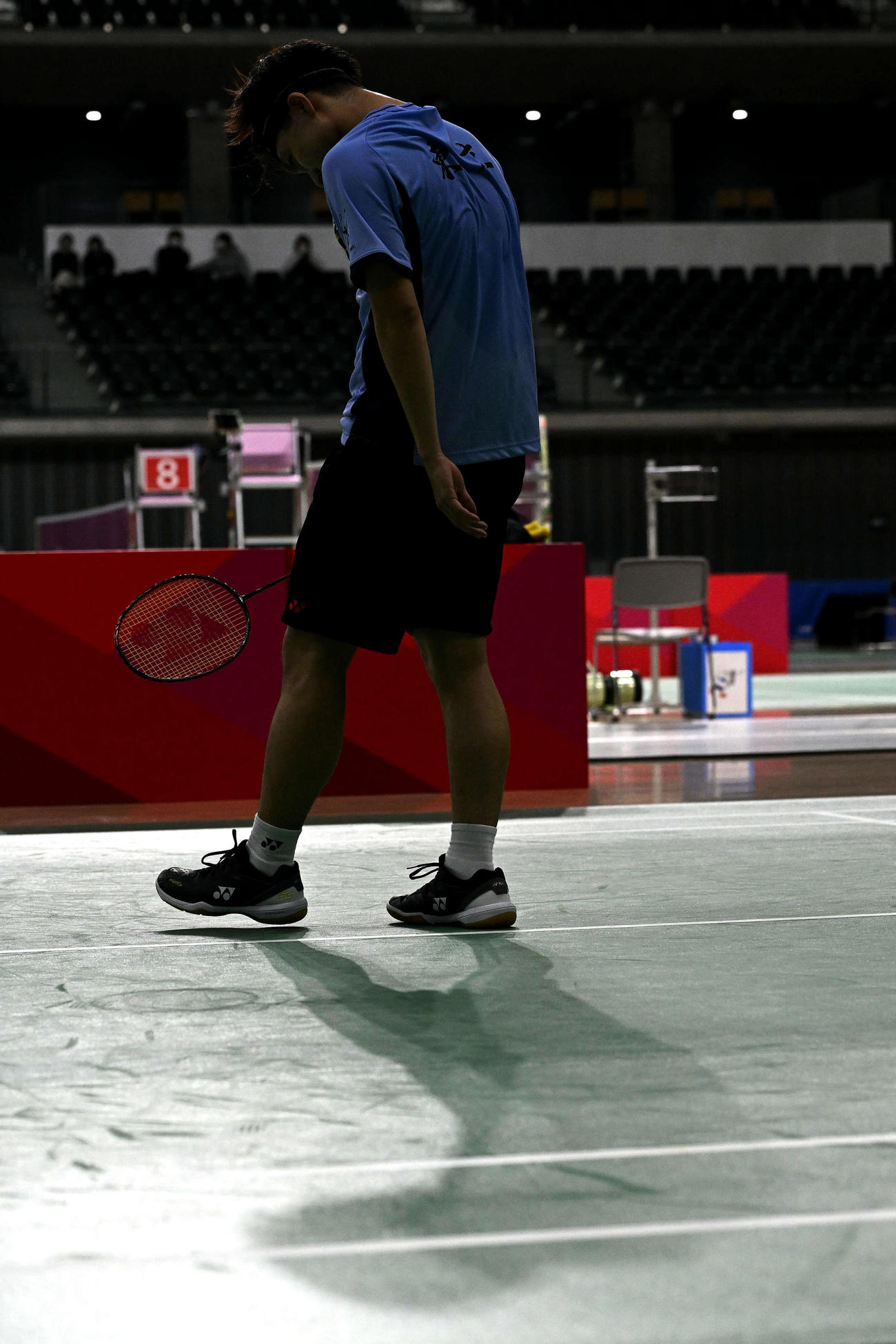 男子シングルス1回戦でポイントを奪われ肩を落とす奈良岡（撮影・滝沢徹郎）