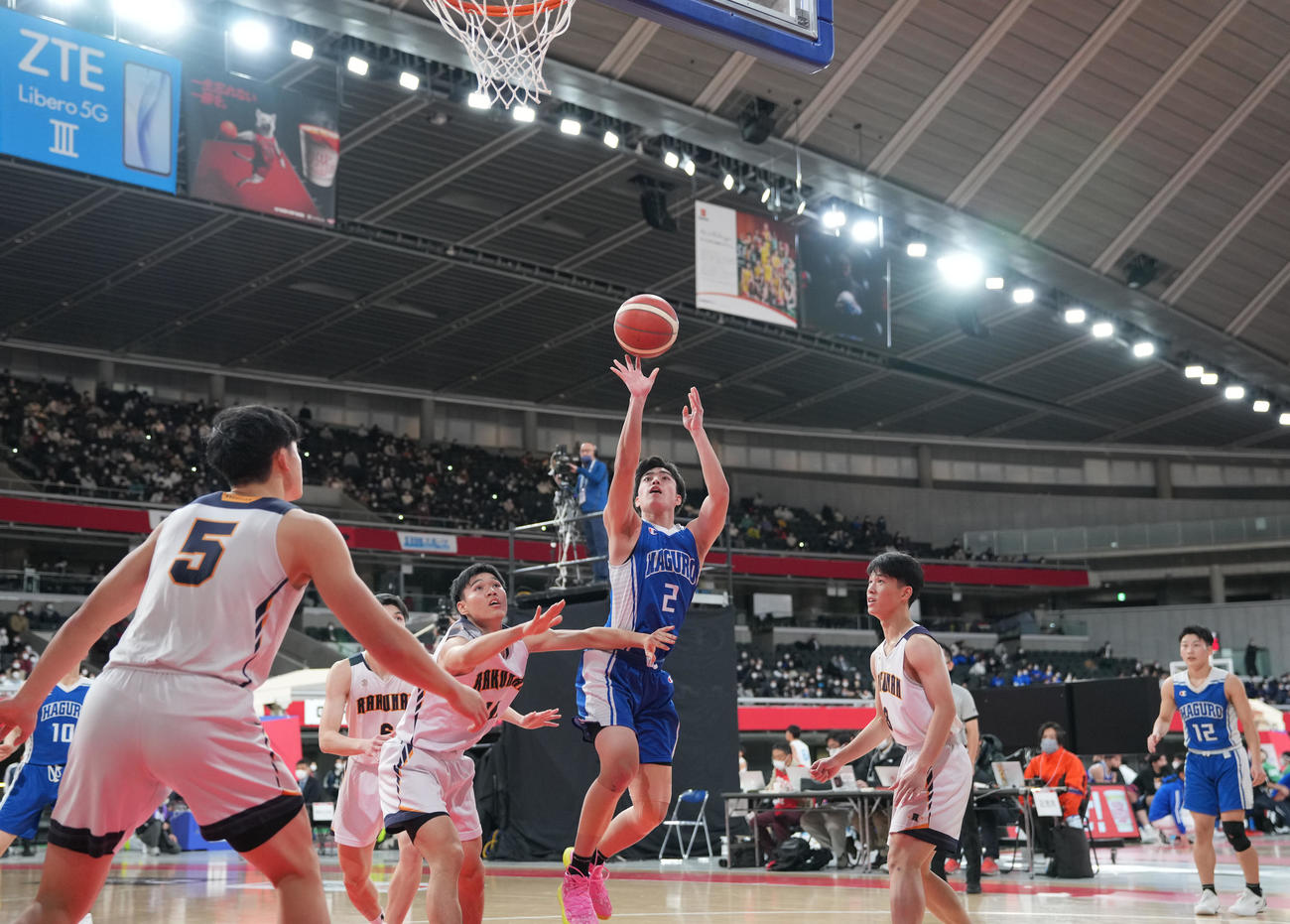 第4Q、シュートを決める羽黒・加藤律（中央）