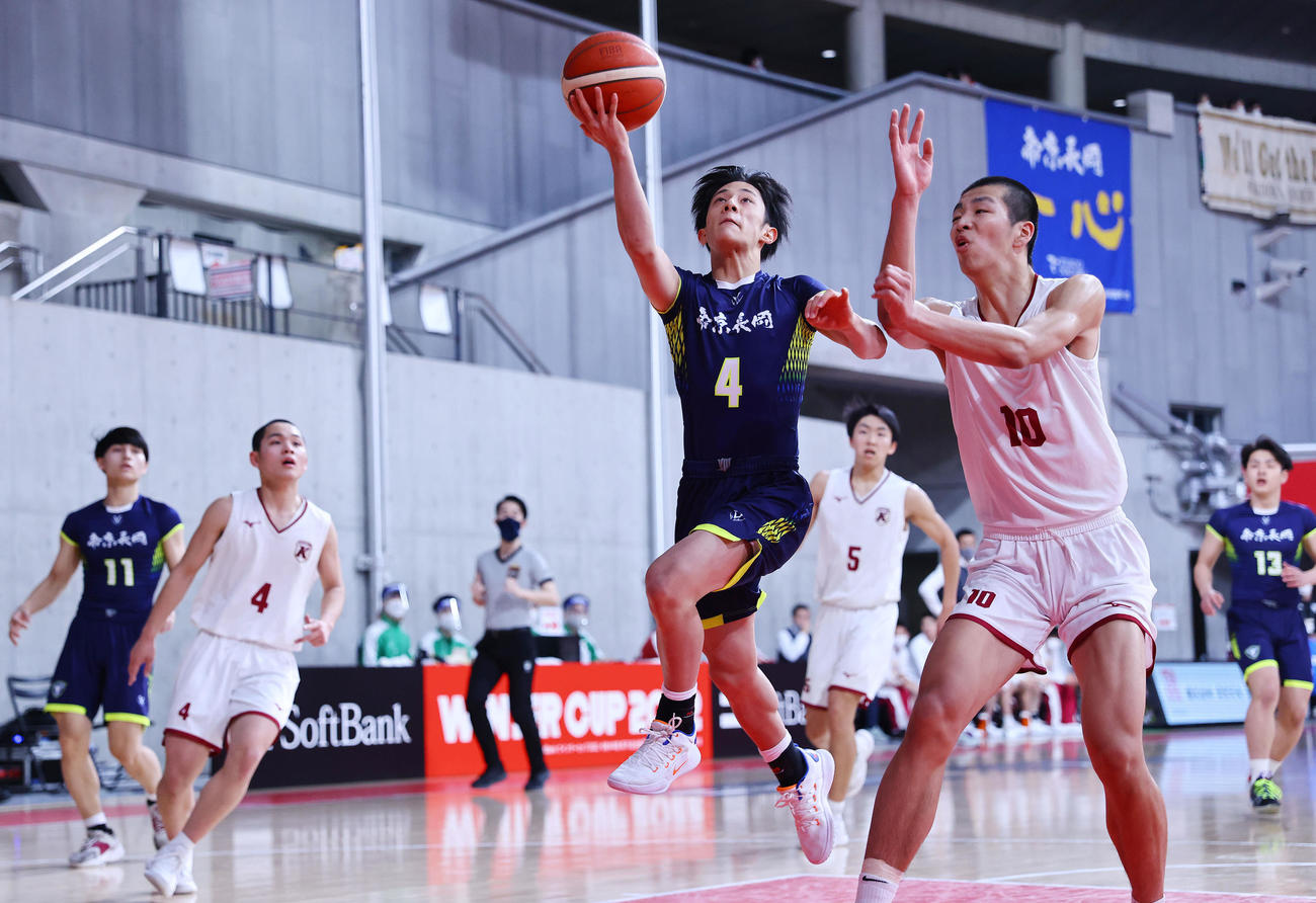 帝京長岡対金沢　シュートを放つ帝京長岡・岡田（中央）（撮影・垰建太）