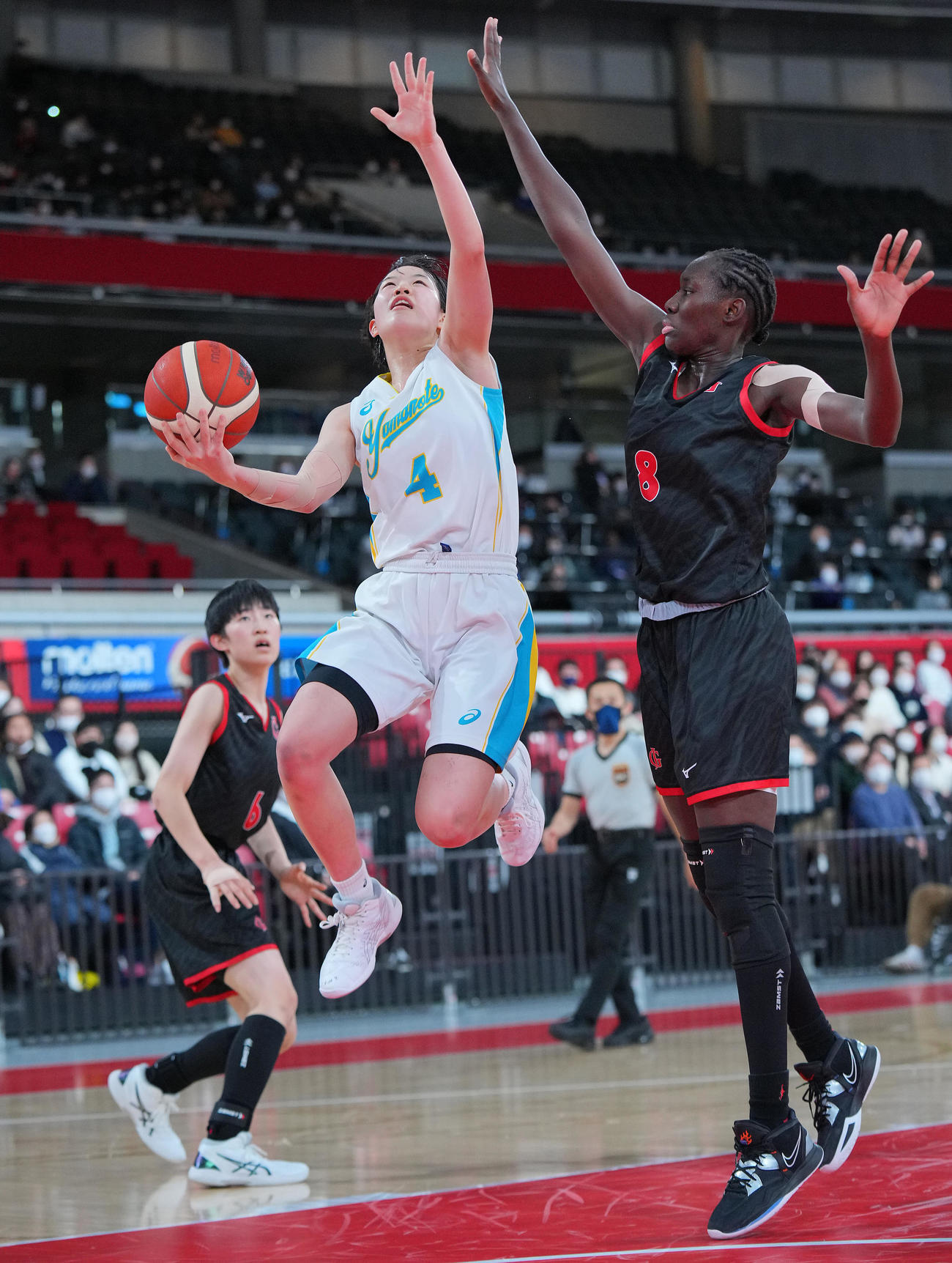 札幌山の手対岐阜女子　シュートを決める札幌山の手・森岡（中央）（撮影・垰建太）