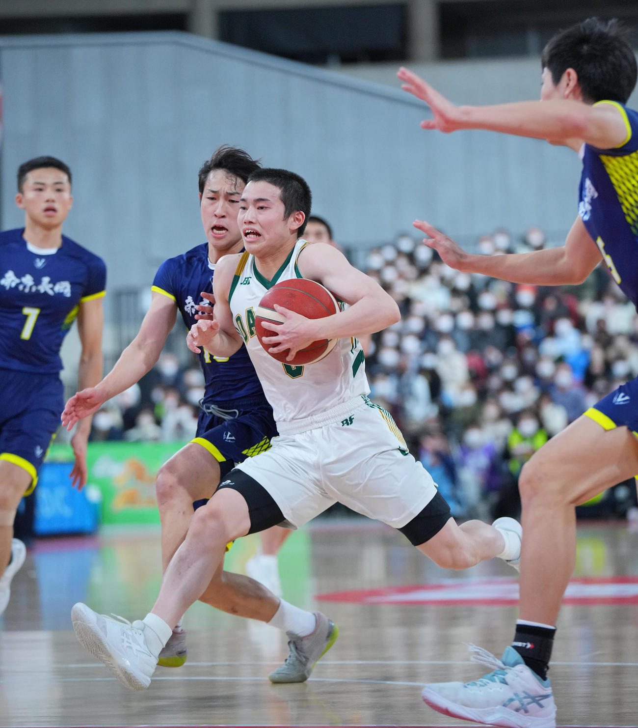 福岡第一対帝京長岡　第1Q、相手守備陣を突破しシュートヘ向かう福岡第一・轟（中央）（撮影・垰建太）