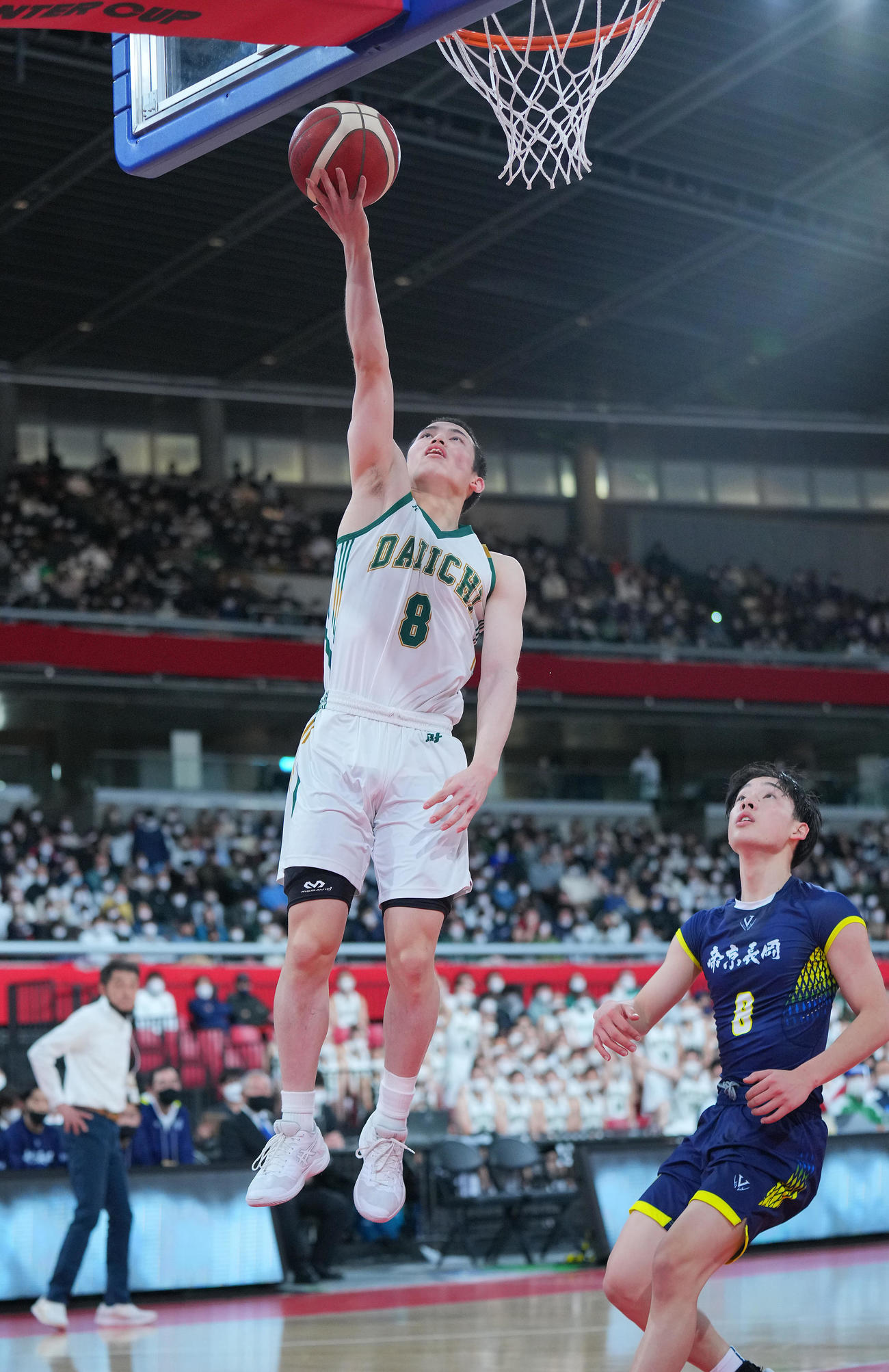 福岡第一対帝京長岡　第1Q、シュートを決める福岡第一・轟（左）（撮影・垰建太）