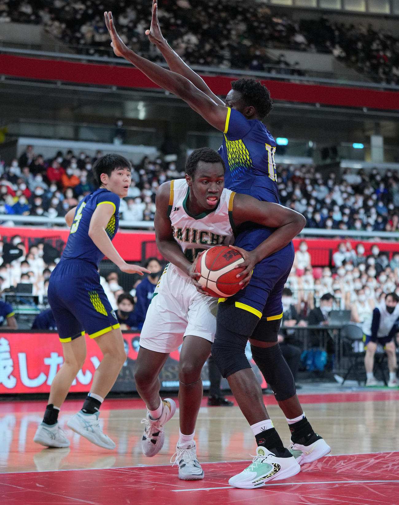 福岡第一対帝京長岡　第1Q、フェイントで相手をかわす福岡第一・ニャン（中央）（撮影・垰建太）