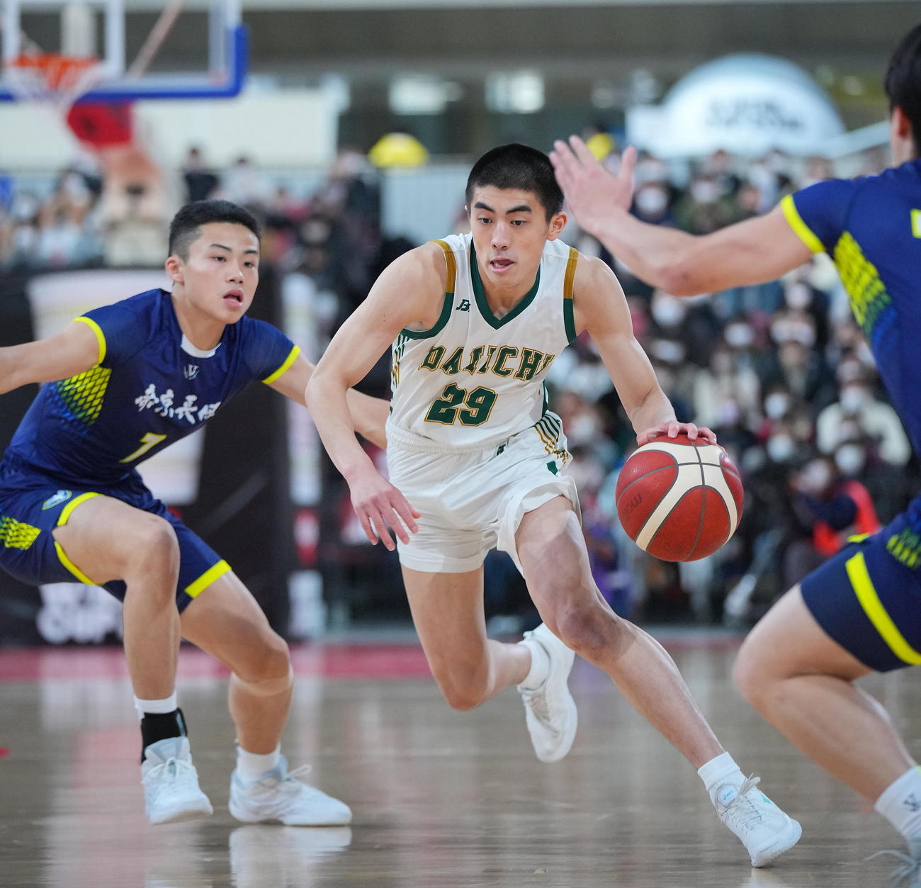 福岡第一対帝京長岡　第1Q、ドリブルで突破する福岡第一・城戸（中央）（撮影・垰建太）