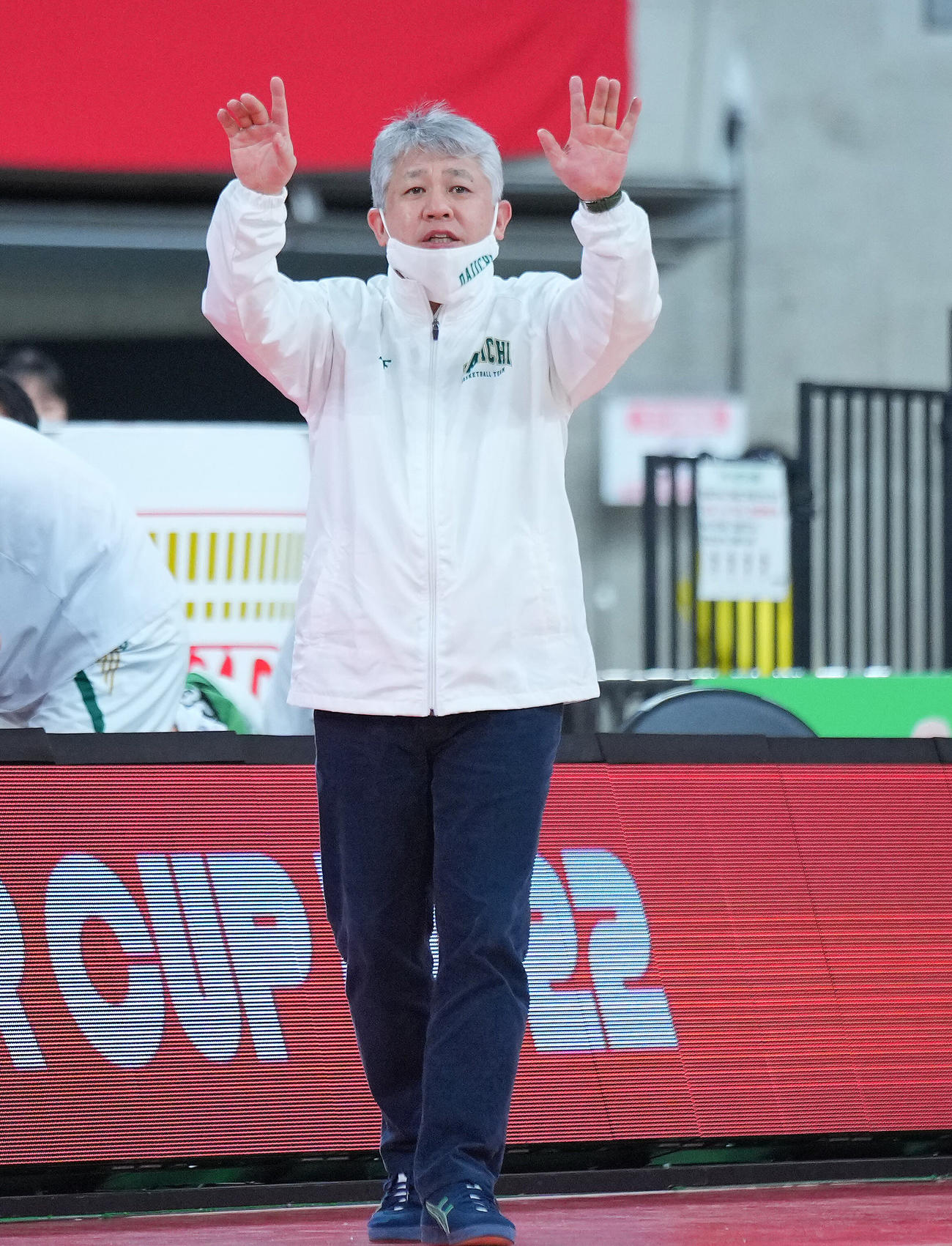 福岡第一対帝京長岡　指示を出す福岡第一・井手口コーチ（撮影・垰建太）