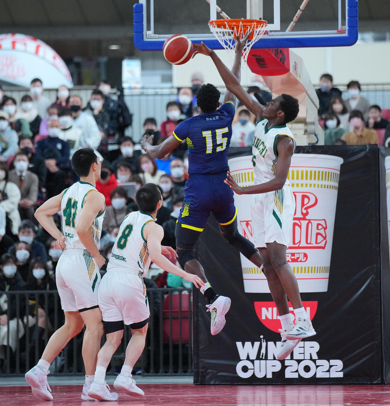 福岡第一対帝京長岡　第2Q、シュートをブロックする福岡第一・ニャン（右）（撮影・垰建太）
