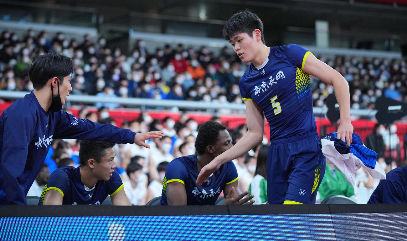 福岡第一対帝京長岡　第4Q、交代でベンチに下がる帝京長岡・佐藤（撮影・垰建太）