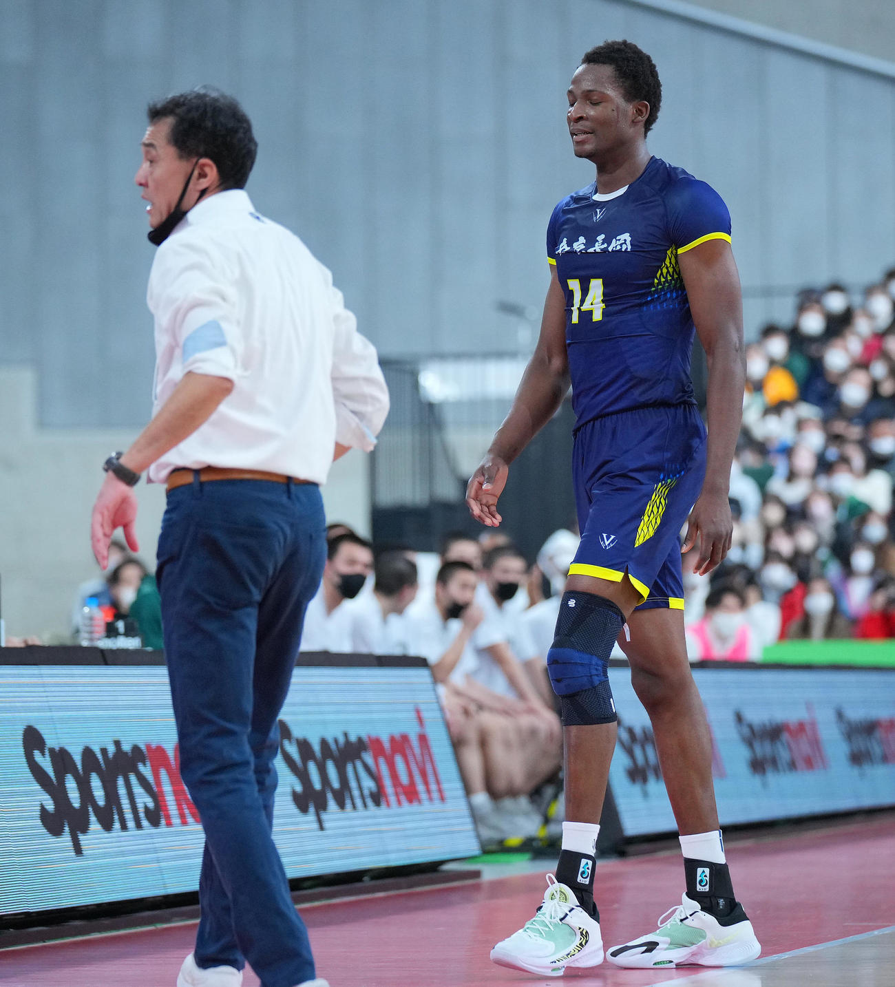 福岡第一対帝京長岡　第4Q、5ファウルでベンチに下がる帝京長岡・コネ（右）（撮影・垰建太）