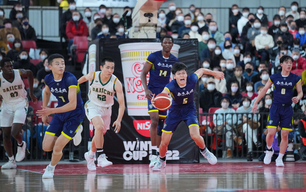 急いでボールを運ぶ帝京長岡・佐藤（右から2人目）（撮影・垰建太）