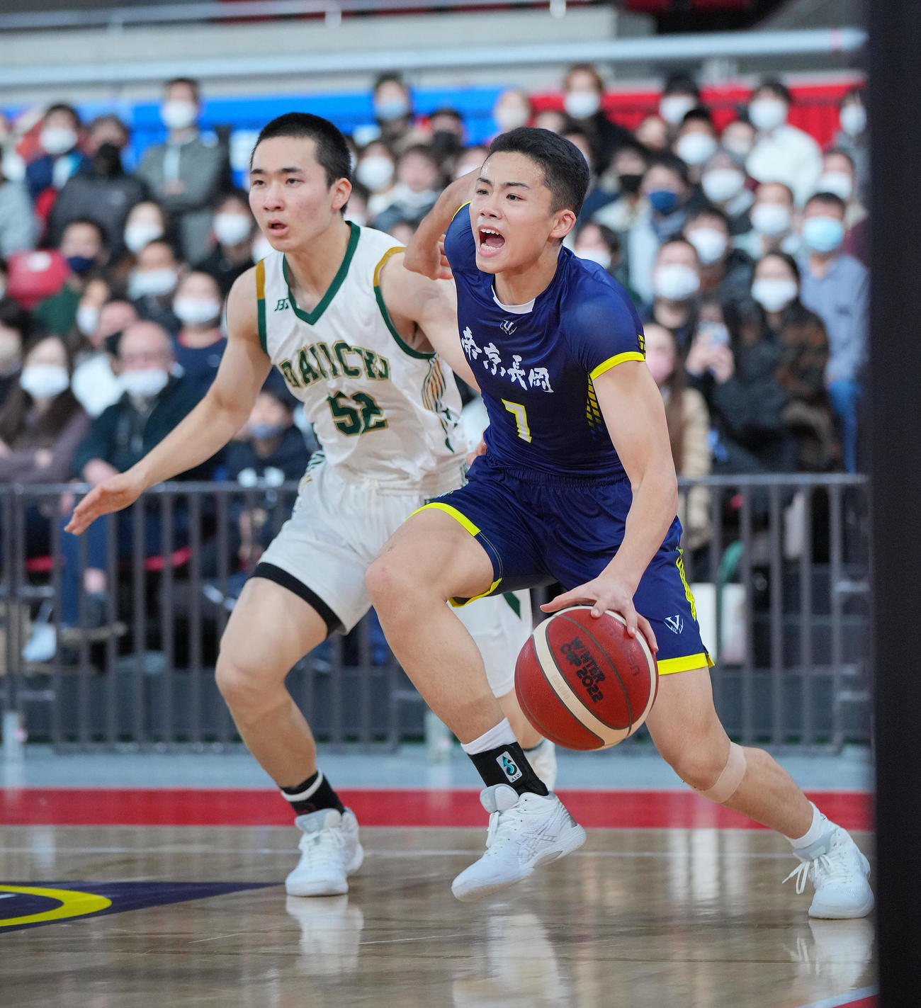 福岡第一対帝京長岡　第3Q、ドリブルで突破する帝京長岡・長谷川（右）（撮影・垰建太）