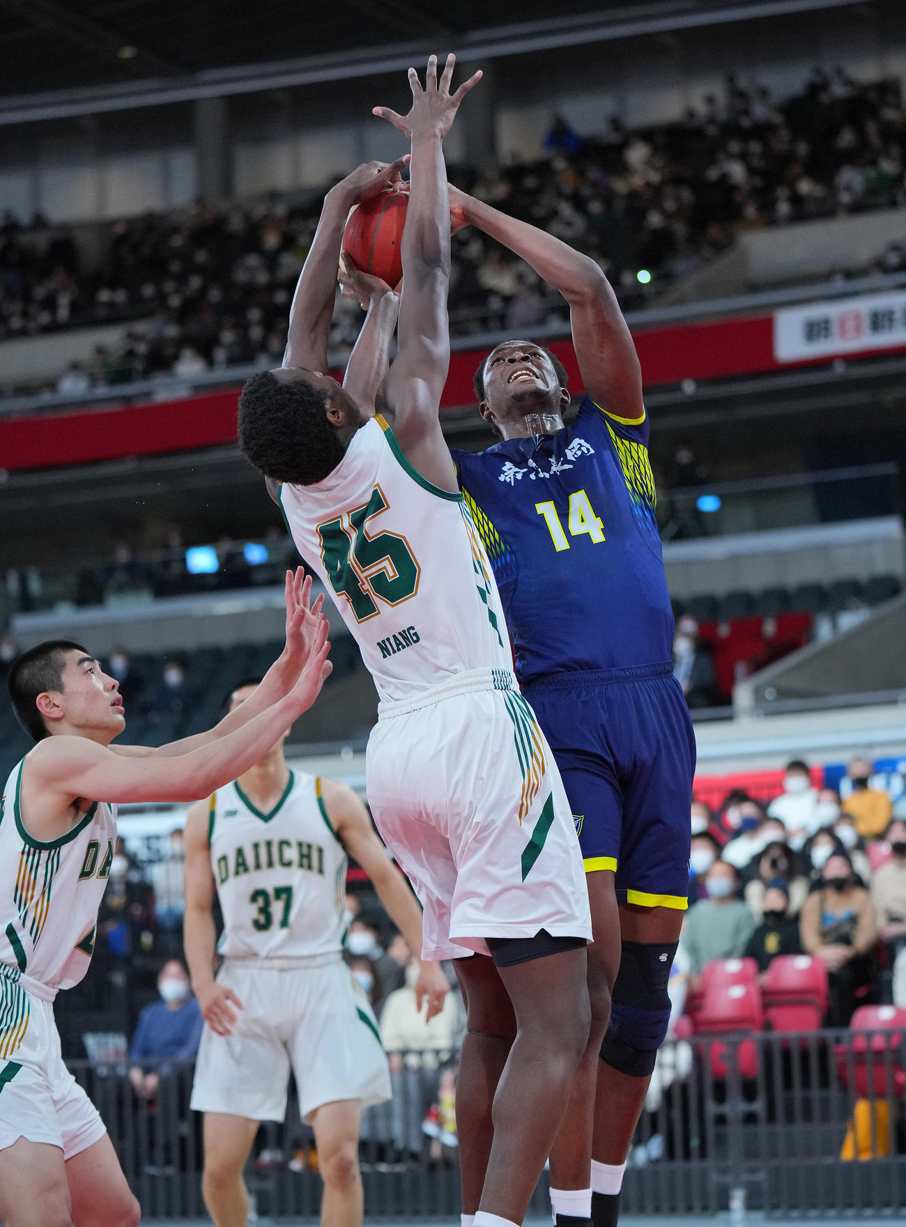 福岡第一対帝京長岡　第3Q、福岡第一・ニャン（45番）の高いブロックに苦戦する帝京長岡・コネ（右）（撮影・垰建太）