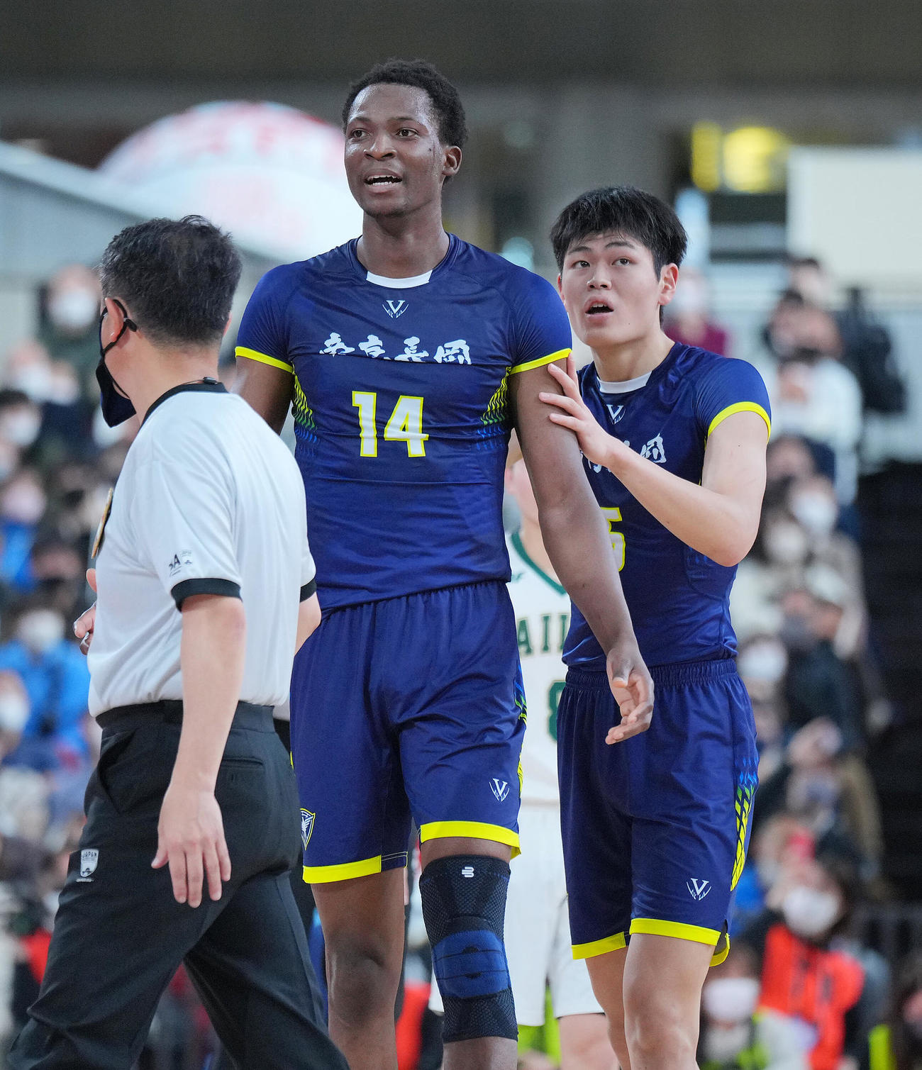 福岡第一対帝京長岡　第4Q、5ファウルとなり納得いかない様子の帝京長岡・コネ（中央）をなだめる佐藤（撮影・垰建太）