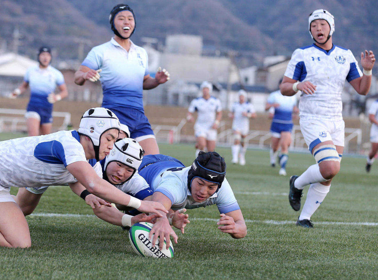 朝明対尾道　前半、SO青田がキックしたボールを左中間でおさえたWTB正田（右から2人目）がそのままトライを決める（撮影・上山淳一）