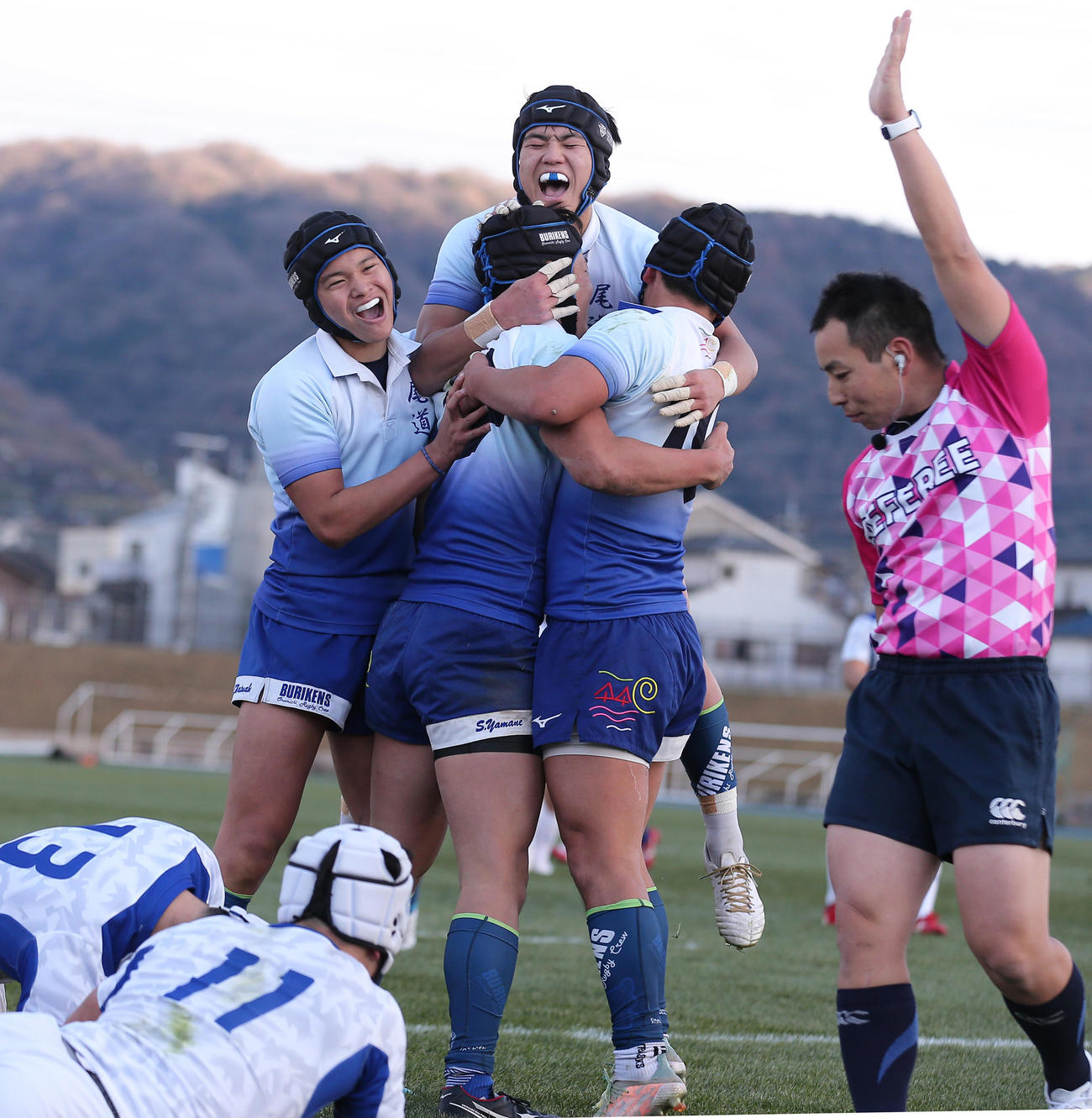 朝明対尾道　前半、尾道WTB正田（右から3人目）がトライを決め、仲間から祝福を受ける（撮影・上山淳一）