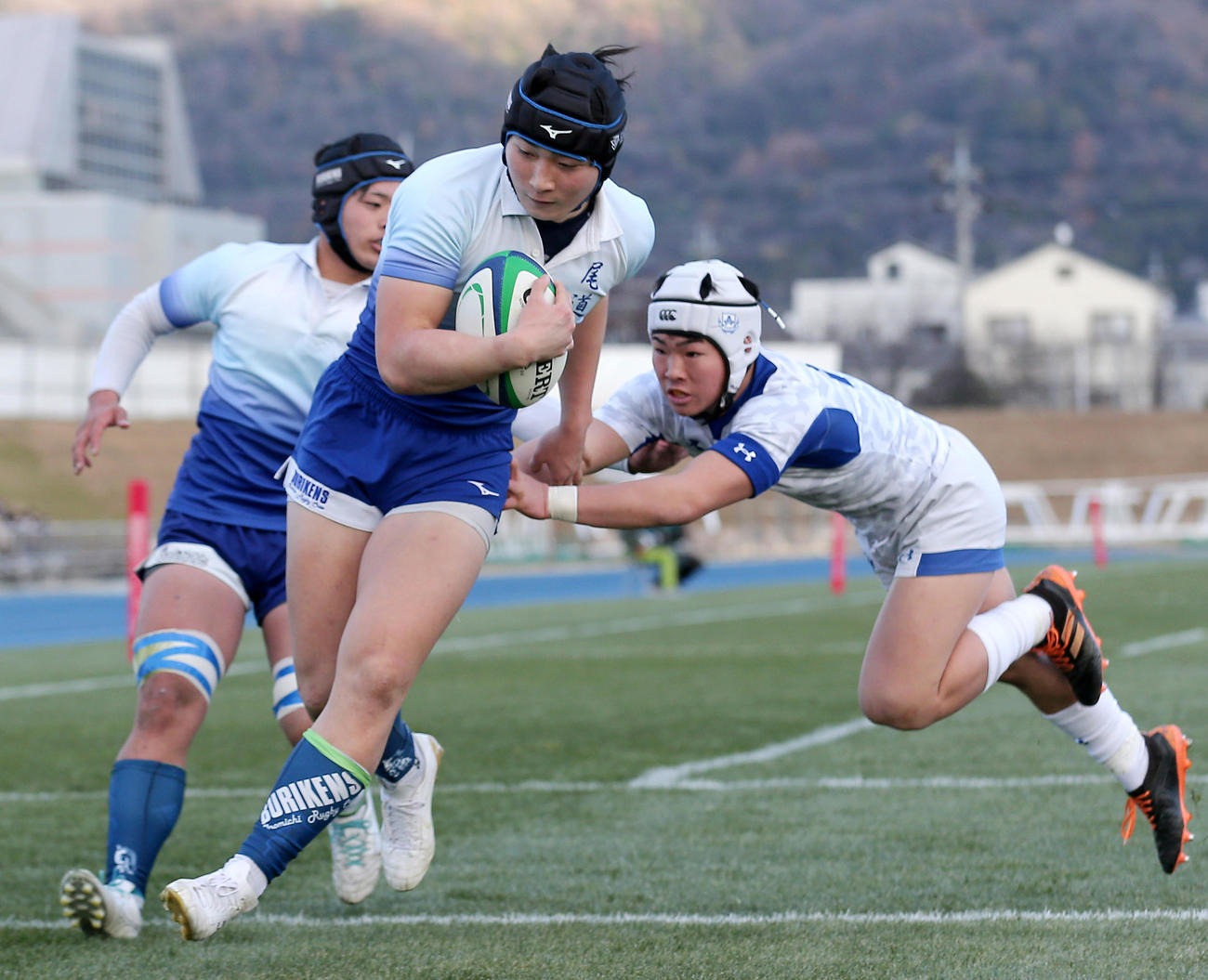 朝明対尾道　前半、右中間ラックからパスを受けた尾道CTB佐藤（中央）は右端にトライを決める（撮影・上山淳一）